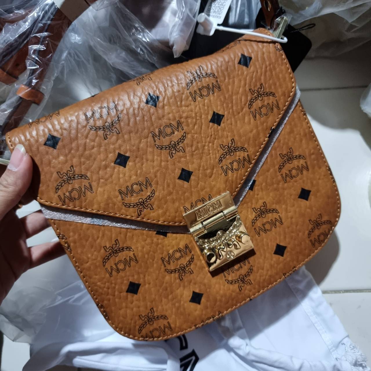 M.C.M PATRICIA SHOULDER BAG IN VISETOS กระเป๋าสะพายไหล่/ข้าง ดีไซน์ได้อย่างมีสไตล์ ดูมีสเน่ห์ด้วยทรงกระเป๋าที่โค้งบริเวณฐาน ให้ความรู้สึกนุ่มนวลมากขึ้น ใบนี้แมทช์ได้กับทุกลุค เท่ๆ casual หรูหรา หวานๆ ก็ทำให้โดดเด่นได้ด้วยไอเท็มนี้ วัสดุหนังแคนวาสคุณภาพดี 