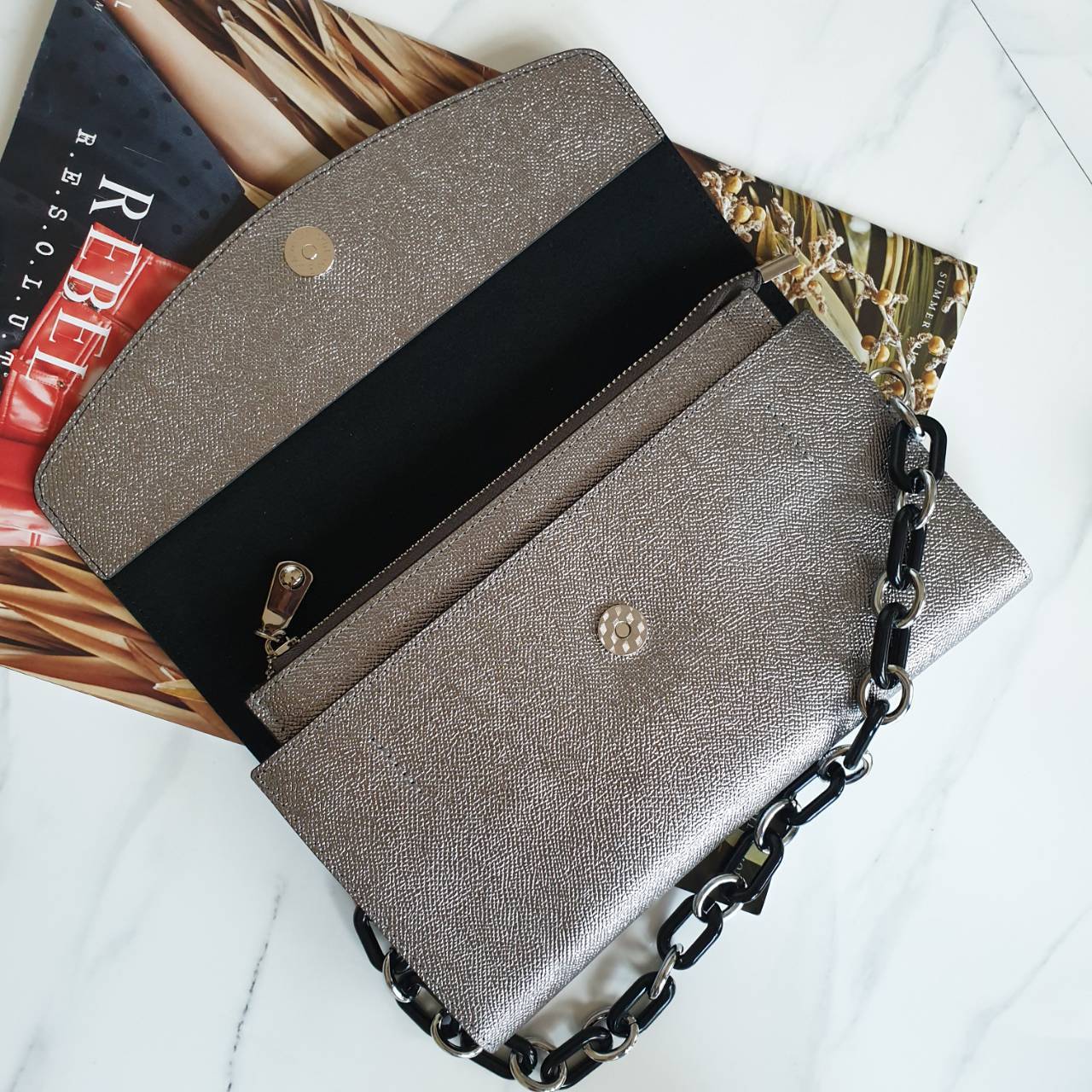 คลัชมาใหม่ สัปดาห์นี้ค่า ‘ Stair ‘ Clutch bag ✔️รอบนี้เข้าเพิ่มอีก 5 ลายเลยน๊า หลังจากปล่อยคอลเลคชั่นแรกออกไปแล้วได้รับความนิยมมากๆ รอบนี้จัดเฉดสีกลางๆ ให้แมทช์ง่ายกับชุดด้วยค่า **หนังวัวแท้ค่า