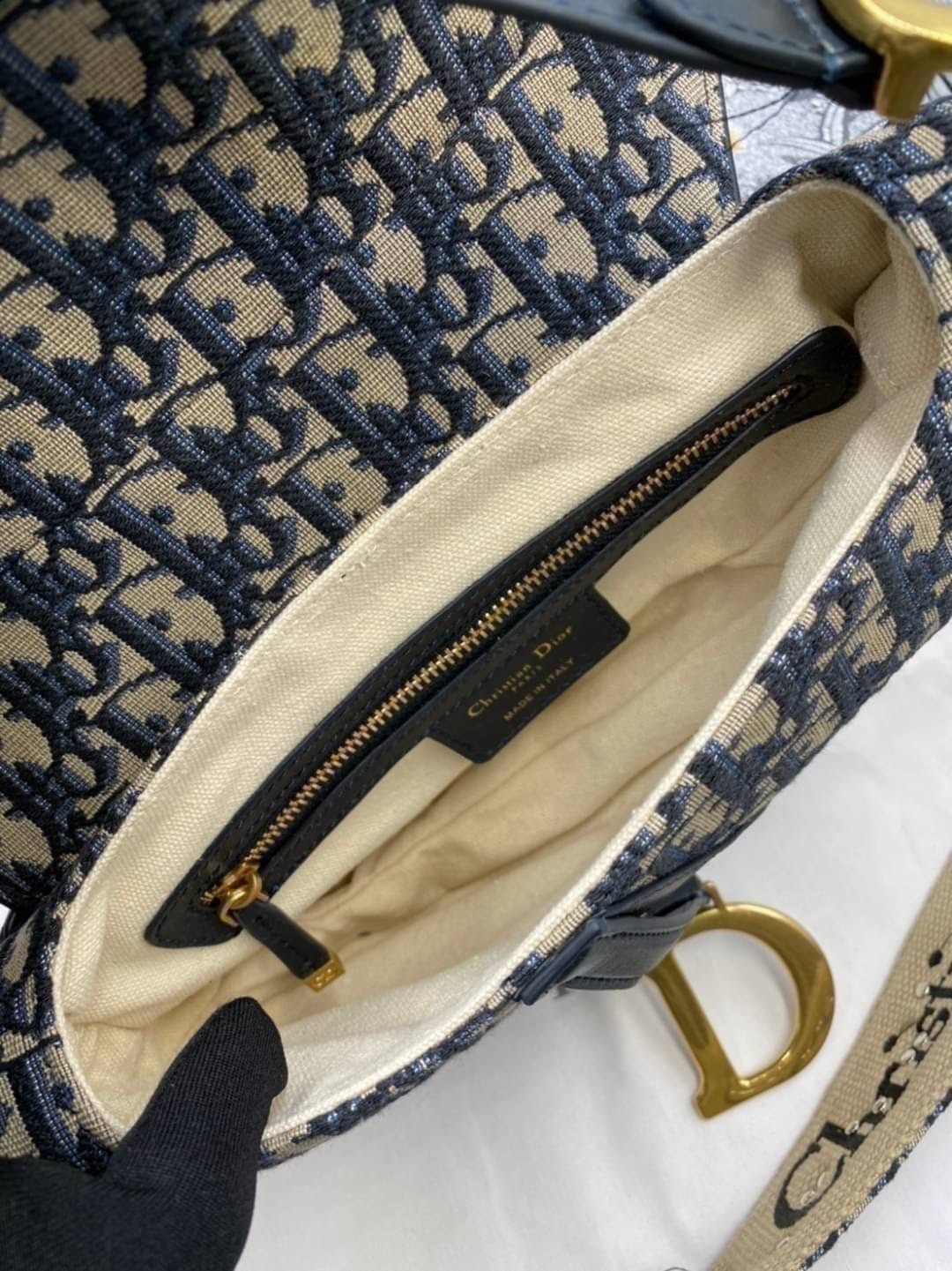 หนังแท้ DIOR SADDLE BAG Oblique Embroidery / Dior saddle with strap กระเป๋ารุ่นยอดนิยมตามแบบฉบับแบรนด์ งานทอลายคมชัด ใช้งานได้ 2 แบบ สะพายยาว CROSSBODY และสายสั้นถือได้เก๋ๆ ลุคนี้คูลสุดๆ เลยค่าา ภาพถ่ายจากสินค้าจริง! สวยมาก พร้อมส่งที่ไทยราคาสุดคุ้ม สาวๆ 