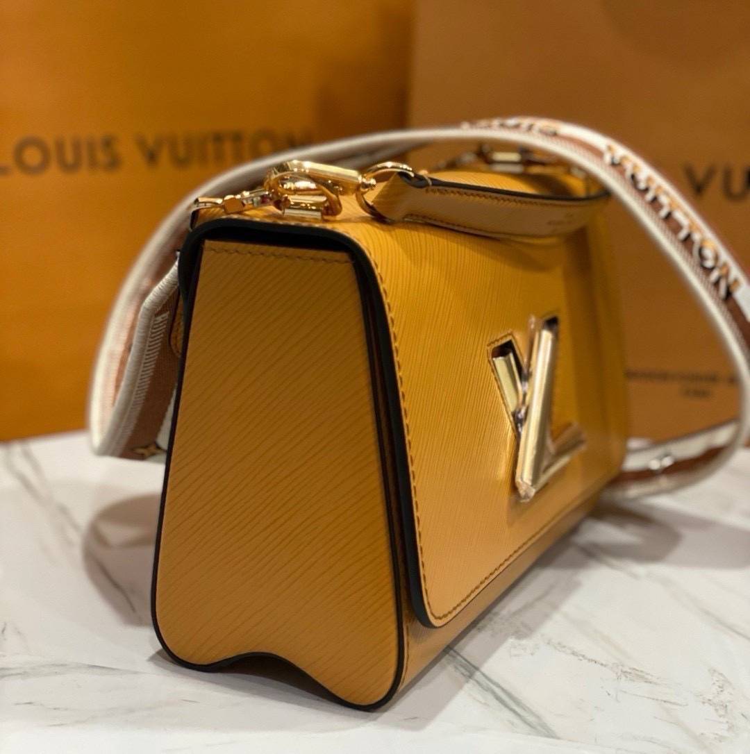 ORI หนังแท้ | LV Twist MM bag Epi grain leather กระเป๋าสะพาย/กระเป๋าถือรุ่น พร้อมสายสปอร์ต หนังลายเกรน Epi โดดเด่นด้วยโลโก้หน้า สวยหรูเป็นเอกลักษณ์ ดีไซน์คัลเลอร์บล็อค สัมผัสโดดเด่นแมตช์กับทุกสไตล์
