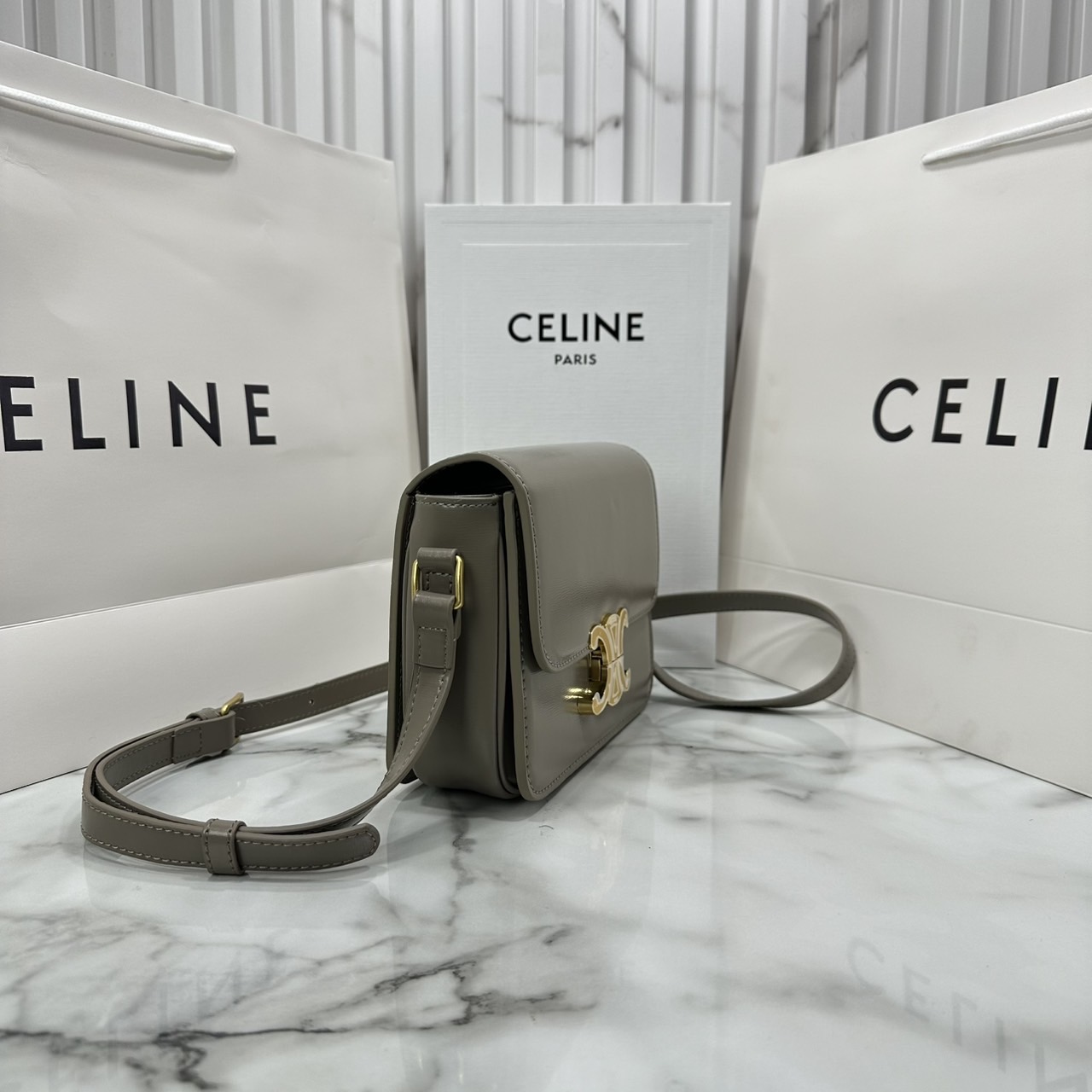 ORI หนังแท้ | 7" CELINE TRIOMPHE TEEN BAG in glossy leather กระเป๋าสะพายรุ่นยอดนิยม ถ่ายทอดให้เห็นถึงแก่นแท้ของสไตล์แบบ CELINE งานหนังเรียบเงาสวยหรูหรา