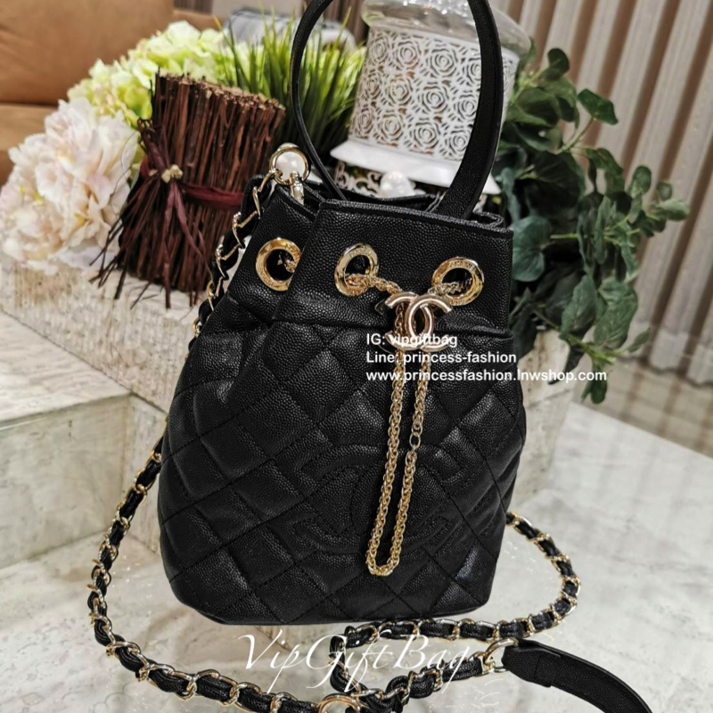Chanel Crossbody Bag With Chain VIP Gift With Purchase (GWP) รุ่น Limited พรีเมี่ยม Chanel Perfume Counter ทรง Bucket Bag วัสดุหนังคาเวียร์ลายตารางเปิดปิดแบบDrawstringและแถบหนังคาดกลางประดับอะไหล่แบรนด์สีทอง ภายในมีโลโก้และช่อง1ซิป หัวซิปแบรนด์ ใส่มือถือ 