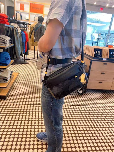 COACH EDGE CROSSBODY WITH CAMO PRINT ((2381, 2373)) ความเท่ never die!! กระเป๋าครอสบอดี้ทรงยอดฮิต ที่หนุ่มๆไม่ควรพลาด รูปทรงดีไซน์คลาสสิค ใช้งานง่าย วัสดุหนังแท้ตกแต่งตาข่ายพร้อมลายพริ้นท์ด้านหน้า สุดคูล!! ตัวกระเป๋ามีซิปหลัก และซิปด้านหน้า พร้อมช่องแยกด้