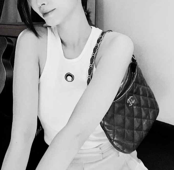 Chanel Hobo Handbag รุ่นใหม่ล่าสุด ทรงที่สาวๆรอคอย CHANEL LEATHER BAG ทรงสวยเรียบหรู เนื้อหนาดีมาก อะไหล่ทองวินเทจ ประดับโลโก้แบรนด์สุดหรู