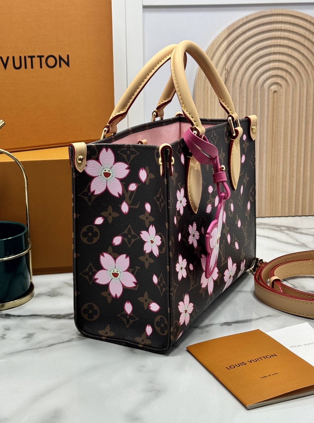 TOP ORI หนังแท้ | เกรดดีสุด LV x TM - OnTheGo Cherry Blossom PM bag กระเป๋าทรงโท้ทที่ใครเห็นต้องเป็นคลั่งรัก ปรับลุคให้มีชีวิตชีวาด้วยลายดอกไม้เชอรี่บลอสซั่ม คอลใหม่สุดเอ็กซ์คลูซีฟ