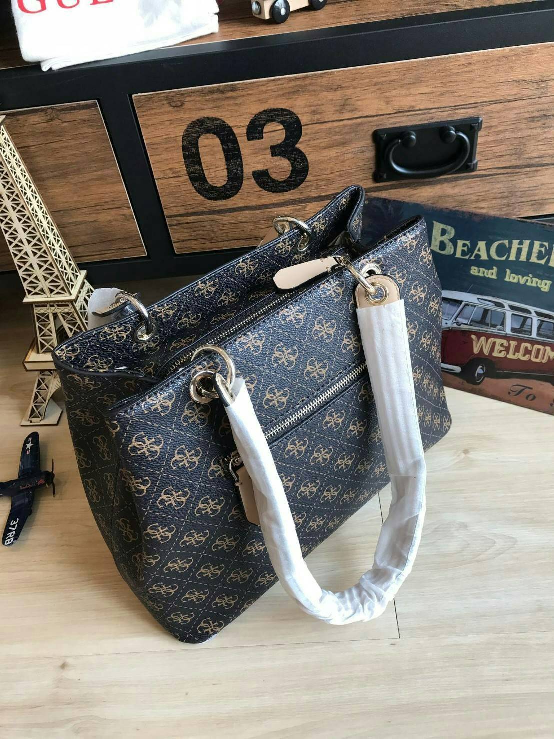 GUESS KAMRYN tote bag shoulder bag กระเป๋าถือหรือคล้องไหล่ ใบใหญ่ วัสดุหนังลายSaffiano ช่องหลักเปิดปิดด้วยซิปเดียว ภายในบุผ้าสกรีนโลโก้ แบ่งช่องใหญ่ใช้งาน2ช่อง มีช่องเล็กและช่องซิปแยกเป็นสัดส่วน ด้านหลังมีช่องซิปเพิ่ม1ช่อง หูสูง24cm ชอบใบใหญ่จุได้เยอะ ใบน