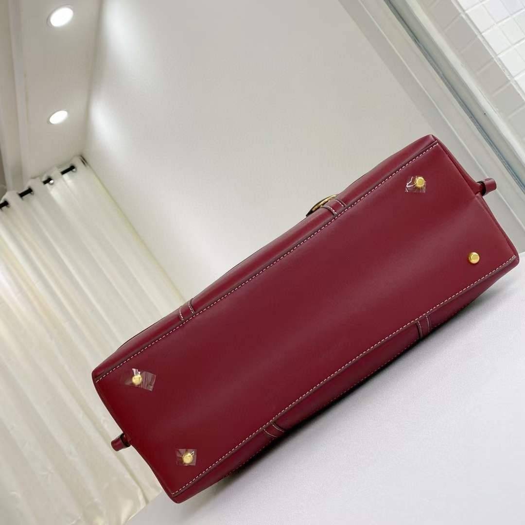 Tory Perry Embroidered T Monogram Triple Compartment Tote Bag เป็นแพทเทิร์นที่ได้รับแรงบันดาลใจจากการควิลท์สไตล์เพนซิลเวเนียดัตซ์ดั้งเดิมและเฉลิมฉลองโลโก้อันเป็นสัญลักษณ์ของแบรนด์ วัสดุผ้าแจ็คการ์ดแบบทอหนัง อะไหล่ทอง โดดเด่นด้วยลายเสือชีร์ต้าร์ งานเย็บปัก