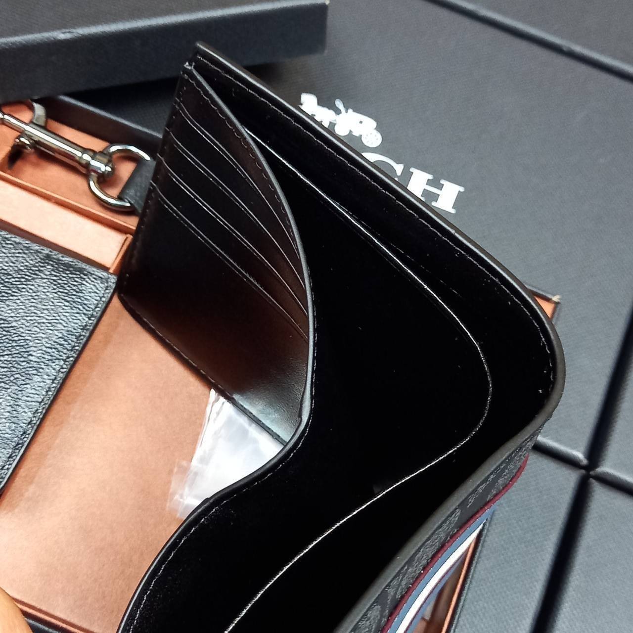 COACH 3-IN-1 WALLET IN SIGNATURE CANVAS WITH VARSITY STRIPE WITH KEY FOB LIMITED BOX(COACH F26072)🍁กระเป๋าสตางค์ มี ID ใบลูก สำหรับใส่บัตรแยก มีพวงกุญแจ ใช้แล้วดูหล่อสุดๆ🔸️**จะใช้เอง หรือเป็นของขวัญให้คนสำคัญ ก็ตอบโจทย์มากๆ **รับประกันว่า 