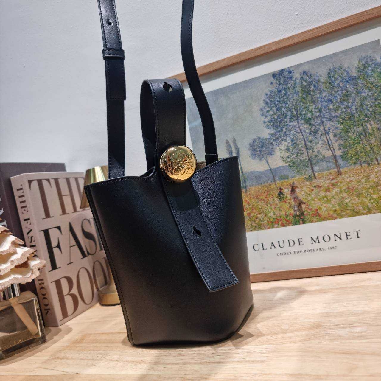 LOEWE MINI PEPBLE BUCKET IN MELLOW กระเป๋าทรงบัคเก็ต รูปทรงสวยใช้งานง่าย กิมมิคหรูหราสุดๆ