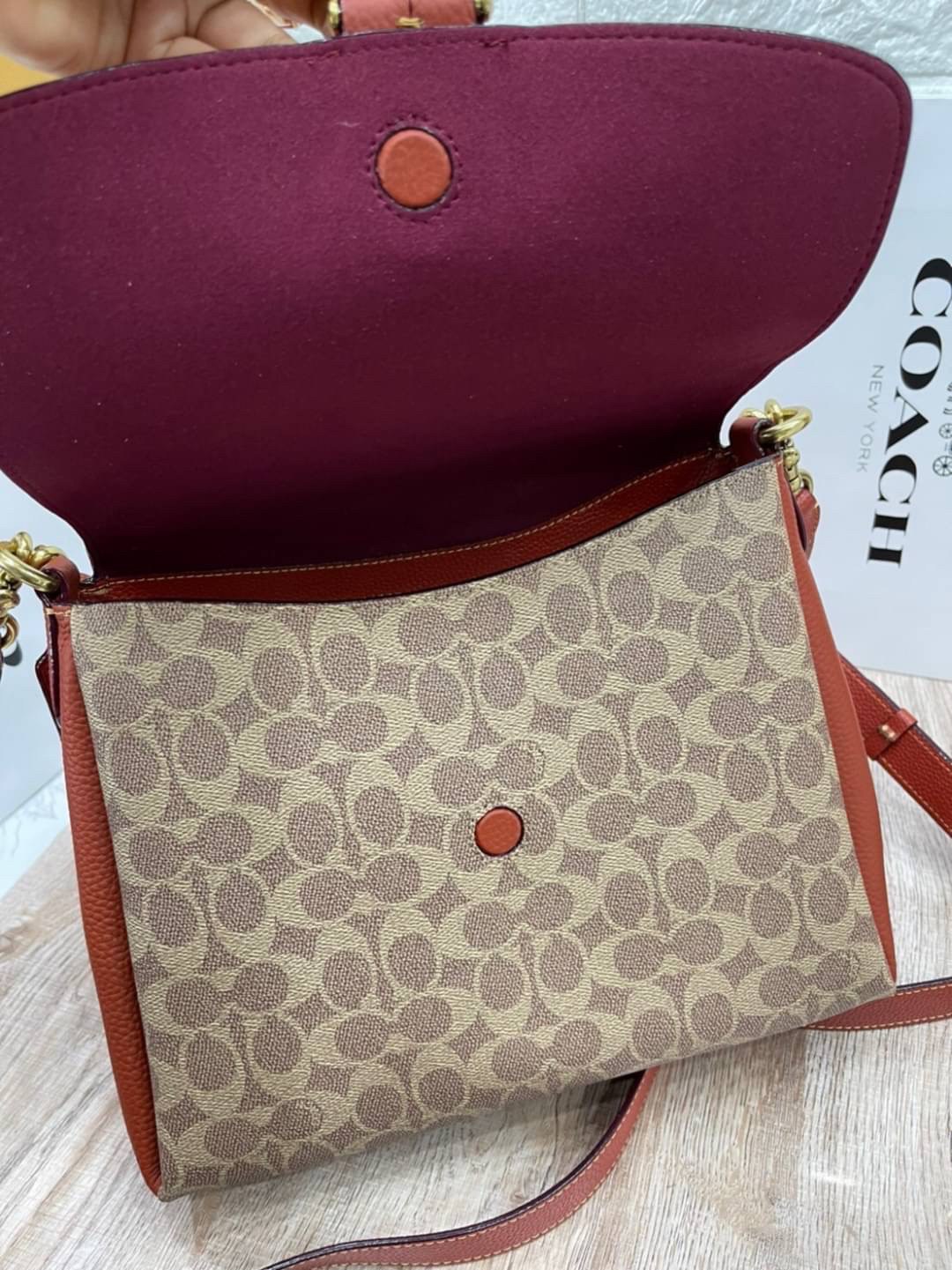 OUTLET 】COACH Logo-Plaque Leather Tote Bag พร้อมส่งที่ไทย Tan-brown leather logo-plaque leather tote bag from Coach featuring gold-tone hardware, abstract pattern print, logo plaque and single top handle.
