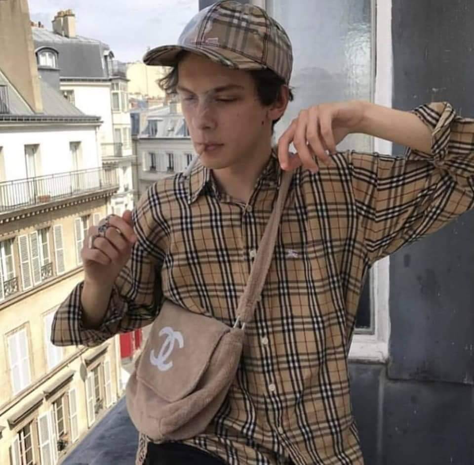 Chanel Beaute Crossbody Bag กระเป๋าสะพาย VIP. GIFT ของแท้ จาก Chanel Cosmetic วัสดุขนวูฟสีดำหนานุ่ม ตัดโลโก้แบรนด์หนังแก้วสวยโดดเด่น น้ำหนักเบา เปิดปิดด้วยฝาปิดกระดุมแม่เหล็ก ใบใหญ่กำลังดี ใส่ iPad, กระเป๋าสตางค์ใบยาว, และของจุกจิกได้เยอะ มาพร้อมสายยาวเลื