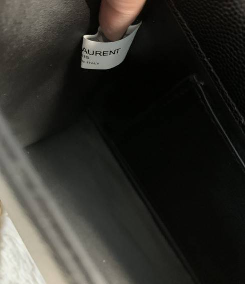 SAINT LAURENT Kate Medium leather shoulder bag VIP GIFT WITH PURCHASE (GWP) พรีเมี่ยมกิ้ฟ Limited Edition จาก YSL DUTY FREE COUNTER วัสดุหนังแกะสังเคราะห์ ลวดลายคล้ายหนังคาเวียร์ หนังสวย ใช้ทน อะไหล่ทองทั้งใบ ด้านหน้าประดับโลโก้แบรนด์ ขนาดกระทัดรัดกำลังดี