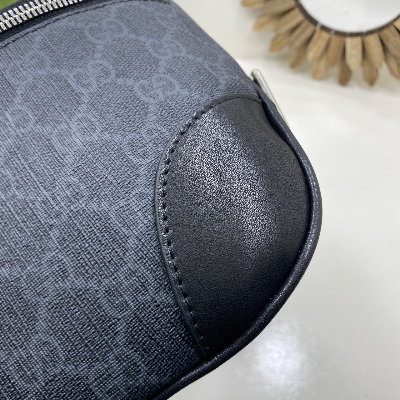 ORI หนังแท้ | GUCCI GG Emblem small belt bag กระเป๋าคาดอก/คาดเอวปรับโฉมใหม่ สวยสง่างาม สปอร์ตและเท่กว่าเดิม แต่ยังคงความคลาสสิค