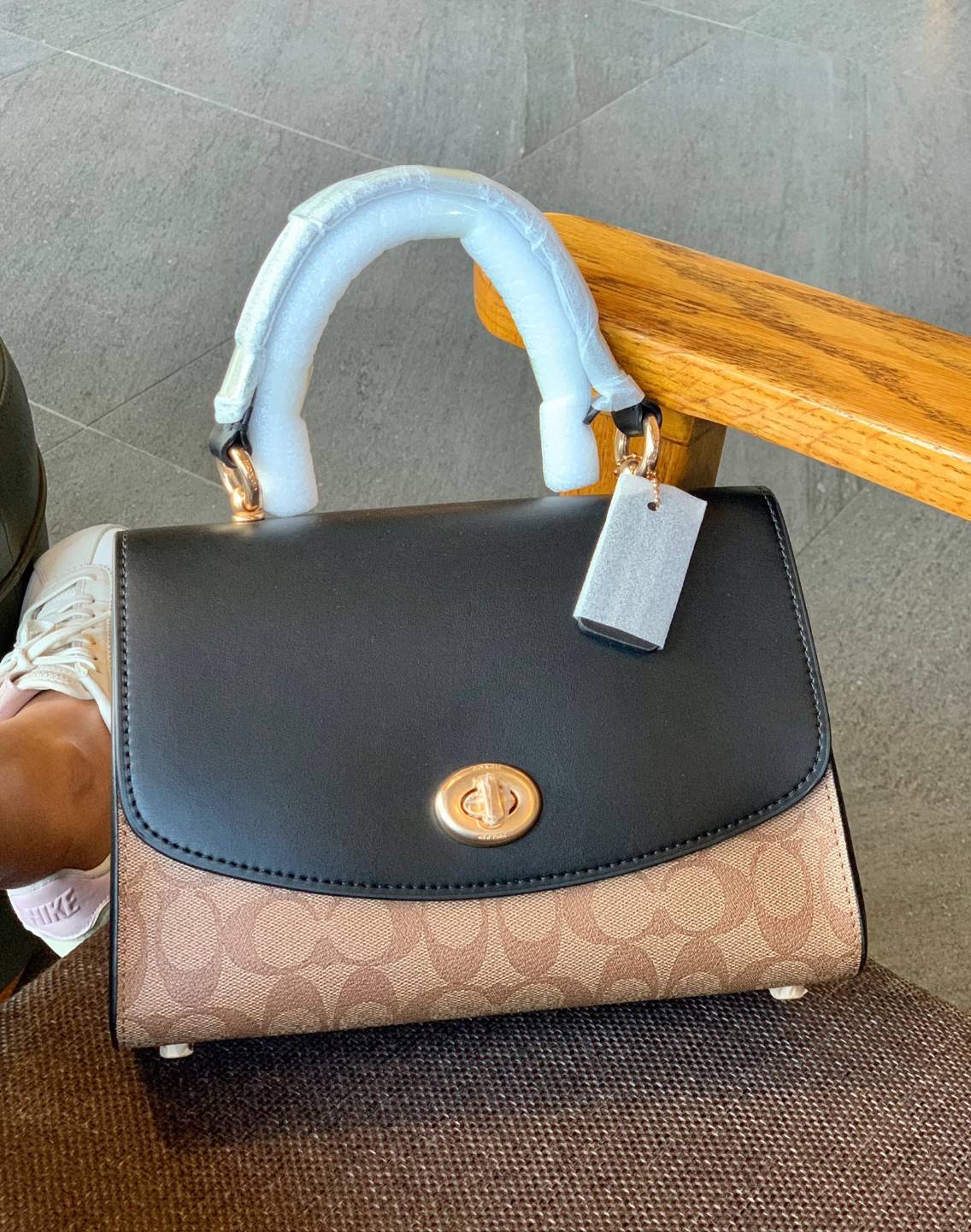 สวย หรู ดูดี รุ่นนี้กัยเลยค่า!! COACH TILLY TOP HANDLE SATCHEL IN SIGNATURE ((76620)) พร้อมส่งความสวย ห้ามพลาดค่ะ! กระเป๋าหิ้ว//คล้องมือ//สะพายข้างได้ ทรงสวย หนังแท้เรียบ+ลายCได้สวยงามค่ะ เปิดปิดกระเป๋าแบบหมุนล็อค ภายในมีช่องหลักใส่ของ2ช่อง สามารถใส่กระเป