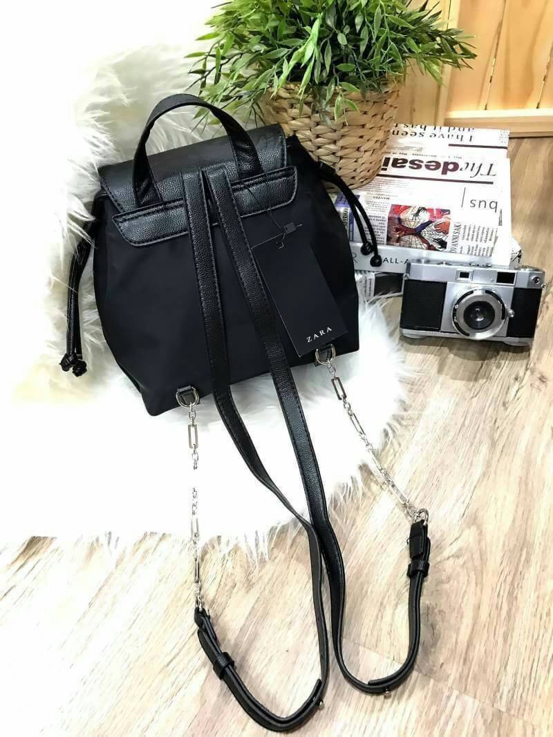 ZARA GAM DETAIL BLACK BACKPACK 2017 กระเป๋าเป้สีดำ ขนาดกำลังน่ารัก ด้านหน้าประดับเพชร และ crystal เพิ่มความ สวยหรู Diamante collection เปิดปิด ด้วยล็อคบิด ภายในมีโลโก้ และช่องใส่ของ พร้อมสายสะพาย โซ่ต่อหนัง ปรับระดับได้ ตัวจริงสวยหรูดูดีเข้าได้กับทุกชุดค่