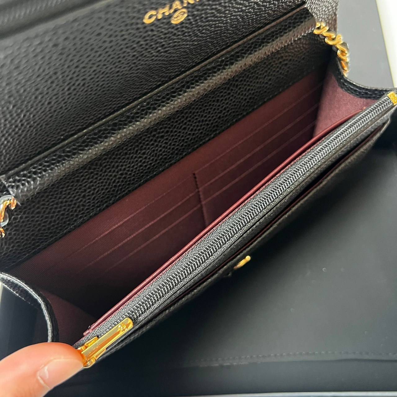 CHANEL WALLET ONCHAIN งานหนังแท้สวยหรู ใช้ ตทป ได้ กระดุมแม่เหล็ก ตามฉบับ HOLO ปีใหม่ ตามภาพที่ถ่ายเลย ตรงกับการ์ด รุ่นที่สาวๆ ทุกคนต้องมี เห็นเล็กๆ แบบนี้แต่ใส่ของได้เยอะมาก สามารถไช้แทนกระเป๋าคลัชถือได้ด้วย ครบจบในใบเดียวเลยค่ะ ภาพงานจริง ไม่ผิดหวังค่ะ