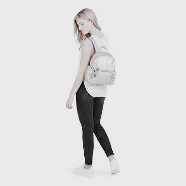 Kipling Matta Small Metallic Backpack กระเป๋าเป้ขนาดกำลังดี วัสดุไนล่อนเคลือบกันน้ำ มีน้ำหนักเบา มีช่องเก็บของหลายช่อง แบ่งเป็นช่องด้านหน้า 2 ช่องและด้านข้างอีก 2 ช่อง ช่องใหญ่ปิดเปิดด้วยซิปคู่ภายในมีช่องซิป ช่องใส่ของจุกจิกและสายห้อยพวงกุญแจ ด้านหน้าประด