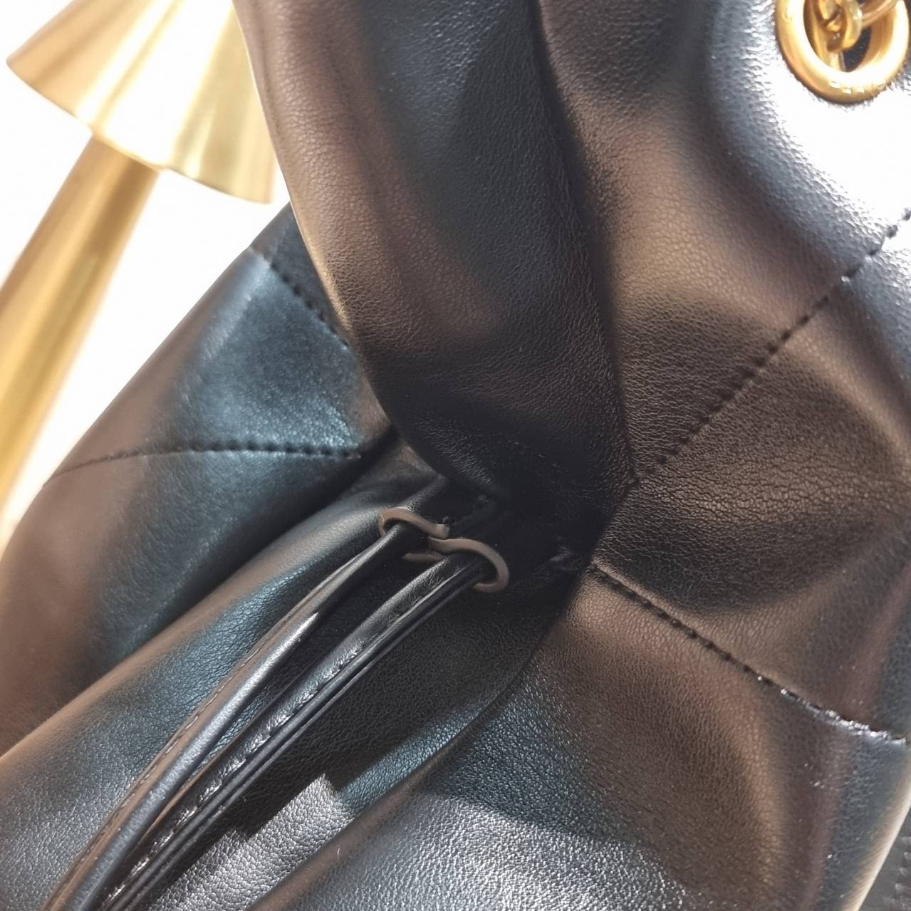 YSL jamie shopping bag ครบเครื่องตัวมัมเค้าใช้กัน ดีไซน์ใหม่! กับกระเป๋าสะพายใบใหญ่ เรียบหรู ดูปัง ดูแพง สีดำคลาสสิคตัดกับอะไหล่สีทองได้อย่างลงตัว