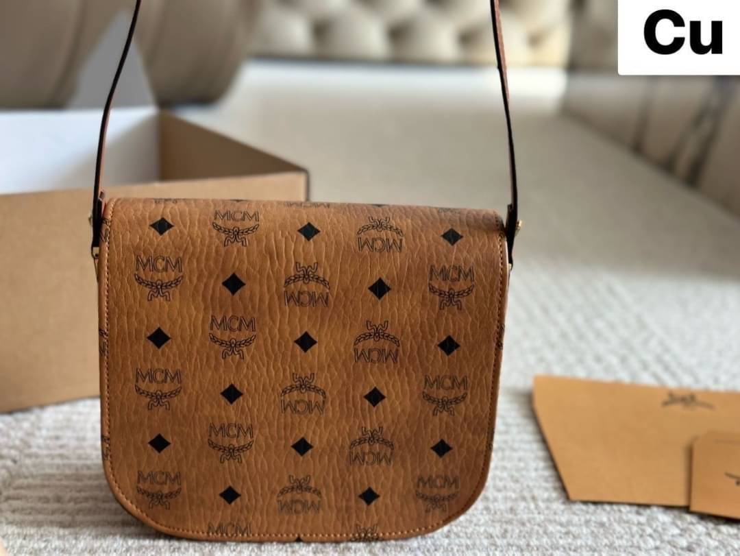 ORI | M.C.M Patricia Shoulder Bag In Visetos กระเป๋าสะพายดีไซน์มีสไตล์ ดูดีมีสเน่ห์ด้วยทรงกระเป๋าที่โค้งรับฐาน ให้ความรู้สึกนุ่มนวล แมทช์ได้กับทุกลุค