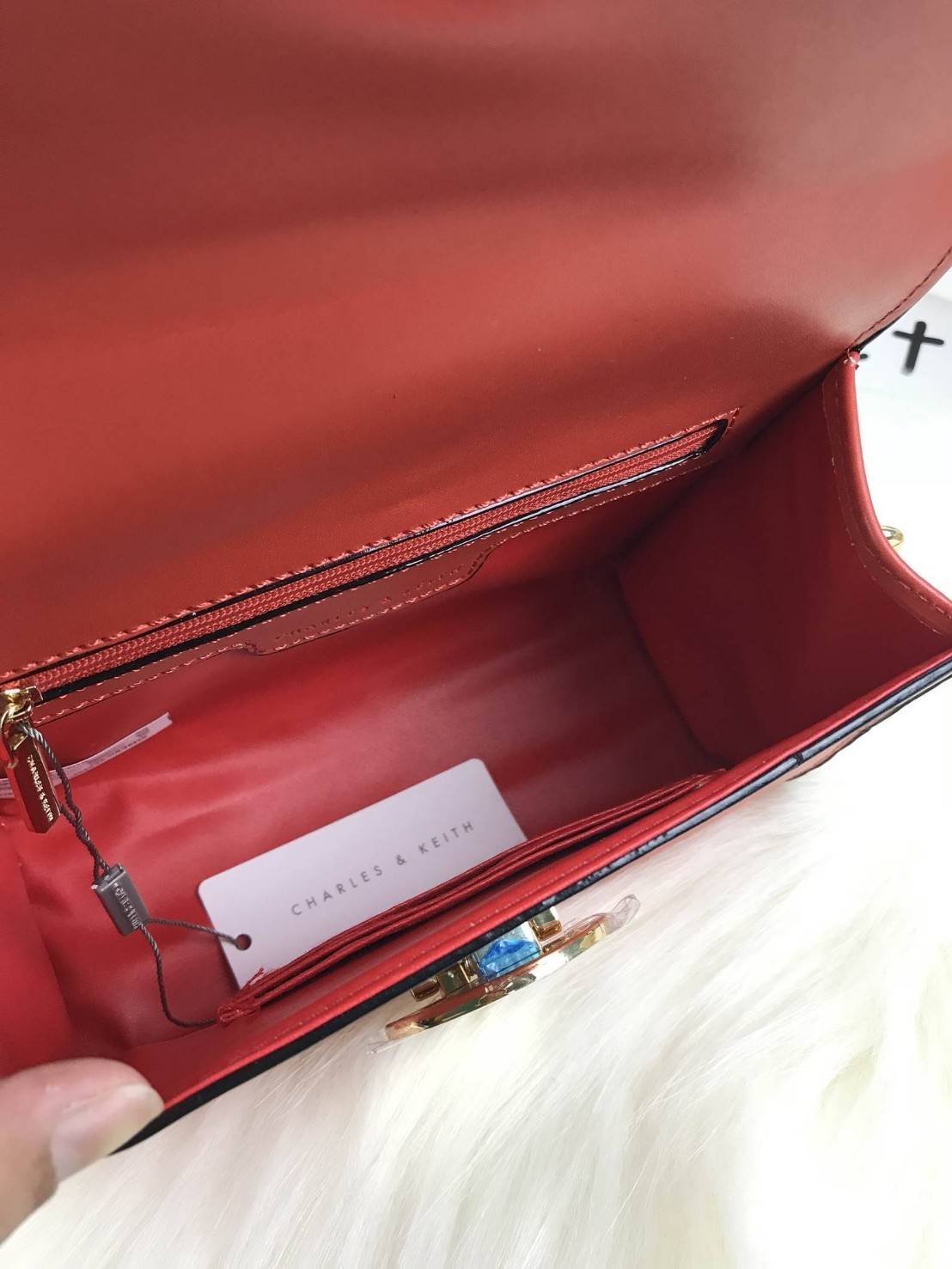 CHARLES AND KEITH CIRCULAR BUCKLE CROSSBODY BAG กระเป๋าสะพายครอสบอดีทรงคลัช ใบเล็กหนังเรียบสวย กระเป๋าสะพาย crossbody หนัง PU เรียบสวย สามารถถอดสายถือแบบคลัชได้ ด้านหน้าประดับด้วยตัวล็อค สุดเก๋ เป็นแผ่นกลมสีทองและสีเงิน ปั๊มแบรนด์ มาพร้อมสายสะพาย สามารถปร