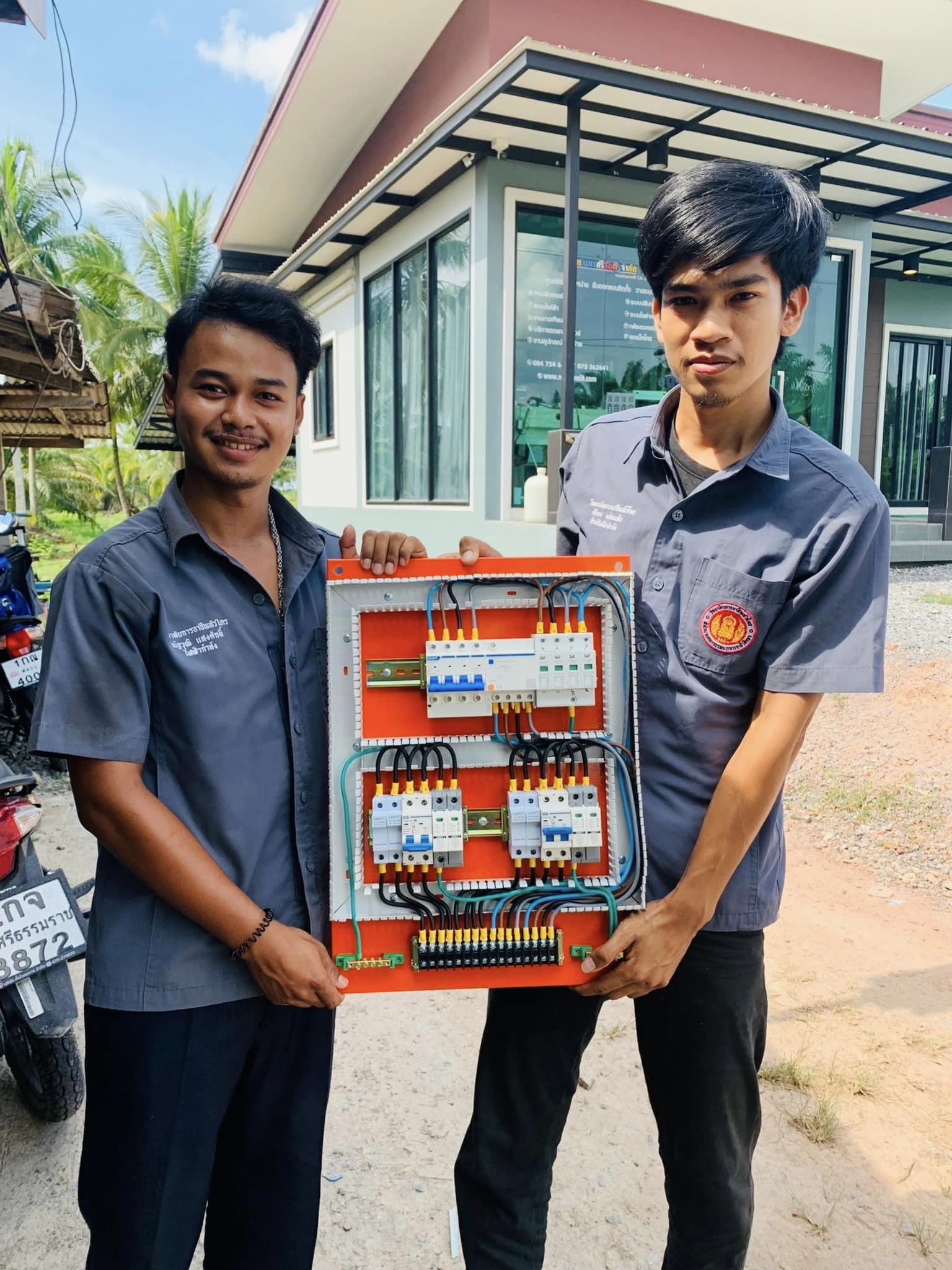 ตู้คอมบายเนอร์สำหรับงานโซล่าเซลล์ Solar Combiner 10kWp 2 สตริง 3 เฟส
