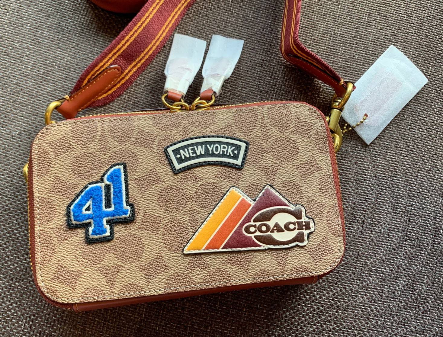 COACH CHARTER SLIM CROSSBODY IN SIGNATURE CANVAS WITH PATCHES ((C6744)) 📌พร้อมส่งที่ไทย สวยก่อนใครไปเลยยค่าา! 🌈จัดส่งพร้อมกระเป๋าพวงกุญแจแบรนด์แบบมีซิปอีกหนึ่งใบ กระเป๋าสะพายแบบครอสบอดี้ร์ หนังแท้สวย