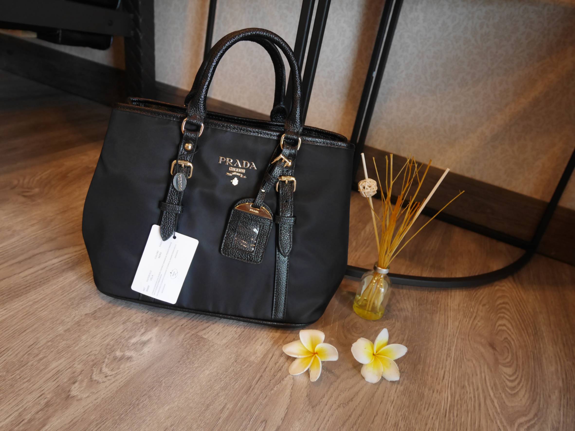 สาวๆที่มองหา กระเป๋าสะพายสวยเก๋ *ที่ใช้ได้สองทรง ทางร้าน ขอแนะนำค้า งานพรีเมี่ยมกิ้ฟ จากเคาเตอร์ต่างประเทศค่ะ รุ่น Limited edition ค่า กระเป๋าสะพาย จากแบรนด์ PRADA เป็น กระเป๋าผ้าไนล่อน สลับหนัง สะพายไหล่ได้ สามารถปรับระดับที่สายสะพายไหล่ได้ และสามารถปรับ