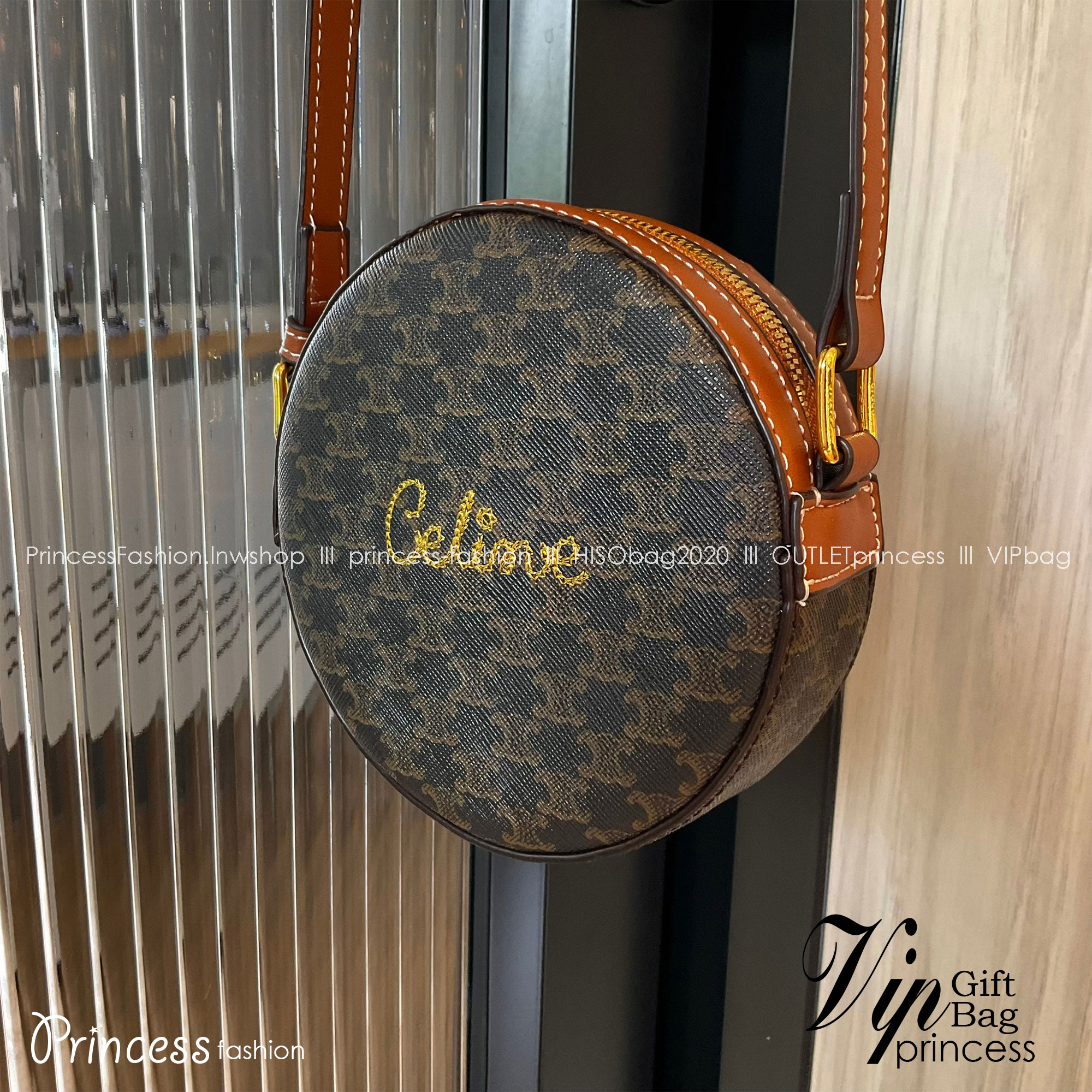 CELINE ROUND PURSE ON STRAP IN TRIOMPHE CANVAS / พร้อมส่งที่ไทยกับ CELINE CROSSBODY BAG กระเป๋าทรงครอสบอดี้ ใบกลมเล็กน่ารัก วัสดุหนังทั้งใบ ตกแต่งด้วยโลโก้แบรนด์ปักเลื่อมด้านหน้า