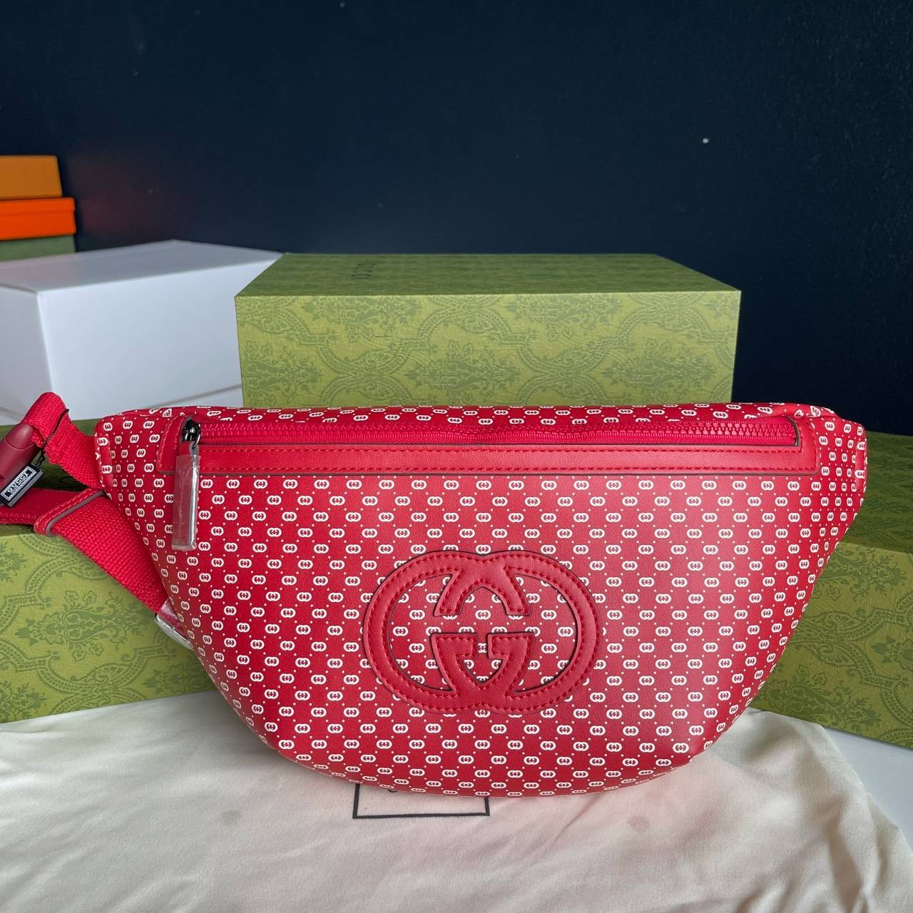 หนังแท้ GUCCI BELT BAG / GG BELT BAG RED กระเป๋าคาดอก/คาดเอว รุ่น Unisex ใช้ได้ทั้งหญิงชาย ภายในเป็นช่องโล่งกว้าง ใบใหญ่ขนาดมาตรฐานจุของได้เยอะ สายสะพายปรับได้ตามตัว ใบจริงเห็นแล้วหลงรัก คุ้มค่าที่สุด อีกรุ่นหนึ่งที่หลายคนตามหา งานออริสวยมาก ทำจากหนังแท้ 