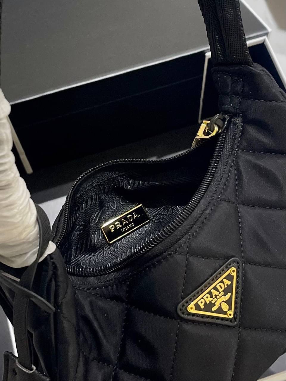 PRADA HOBO triangle motif padded bag รุ่นใหม่ล่าสุด!! PRADA NYLON HANDBAGS ขนาดกะทัดรัด อะไหล่ทอง วัสดุทำจากผ้าNylon ลายตาราง อย่างหนา อยู่ทรง กันน้ำได้ หายห่วงคะ