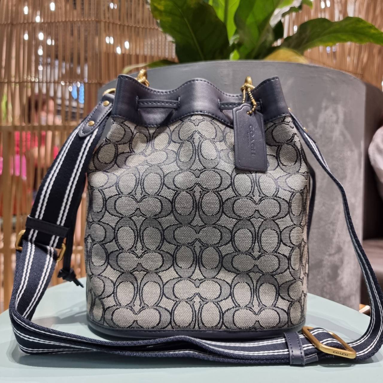 COACH C3853 FIELD BUCKET BAG IN SIGNATURE JACQUARD กระเป๋าสะพายทรงบัคเก็ต รุ่นใหม่ล่าสุด ดีไซน์ลายซิกเนเจอร์บนผ้า jacquard สวยคม เป็นเอกลักษณ์ไม่ซ้ำใคร มาพร้อมสายสะพายผ้าสปอร์ต และสายสั้นสำหรับคล้องแขนได้ สามารถรูดปิดปากกระเป๋าด้วยหนังรอบใบ เพิ่มดีเทลให้ต