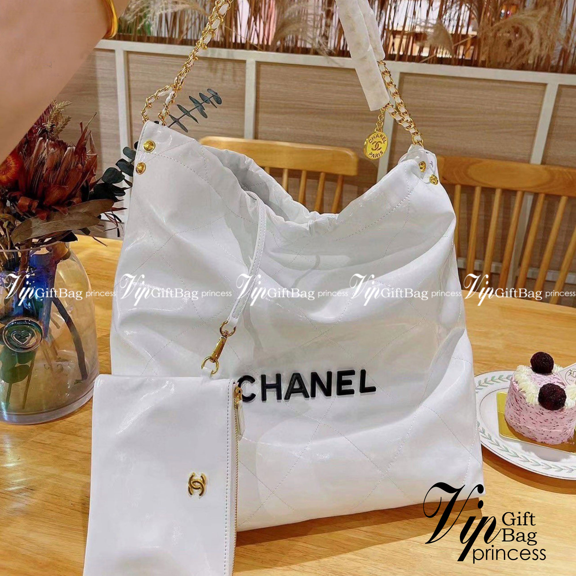 Chanel ss22 Logo CC shopping tote / Chanel 22 handbag มาแรงที่สุดในตอนนี้ก็คือรุ่นนี้เลย ใช้งานง่ายรุ่นนี้สามารถใช้ได้ทั้งผู้หญิงและผู้ชายน้า เกินต้านที่สุดกับไอเท็มนี้ ที่สาวๆหรือใครๆก็ต้องมีแล้ว!! แค่เห็นก็หลงรัก กระเป๋าทรงสวย