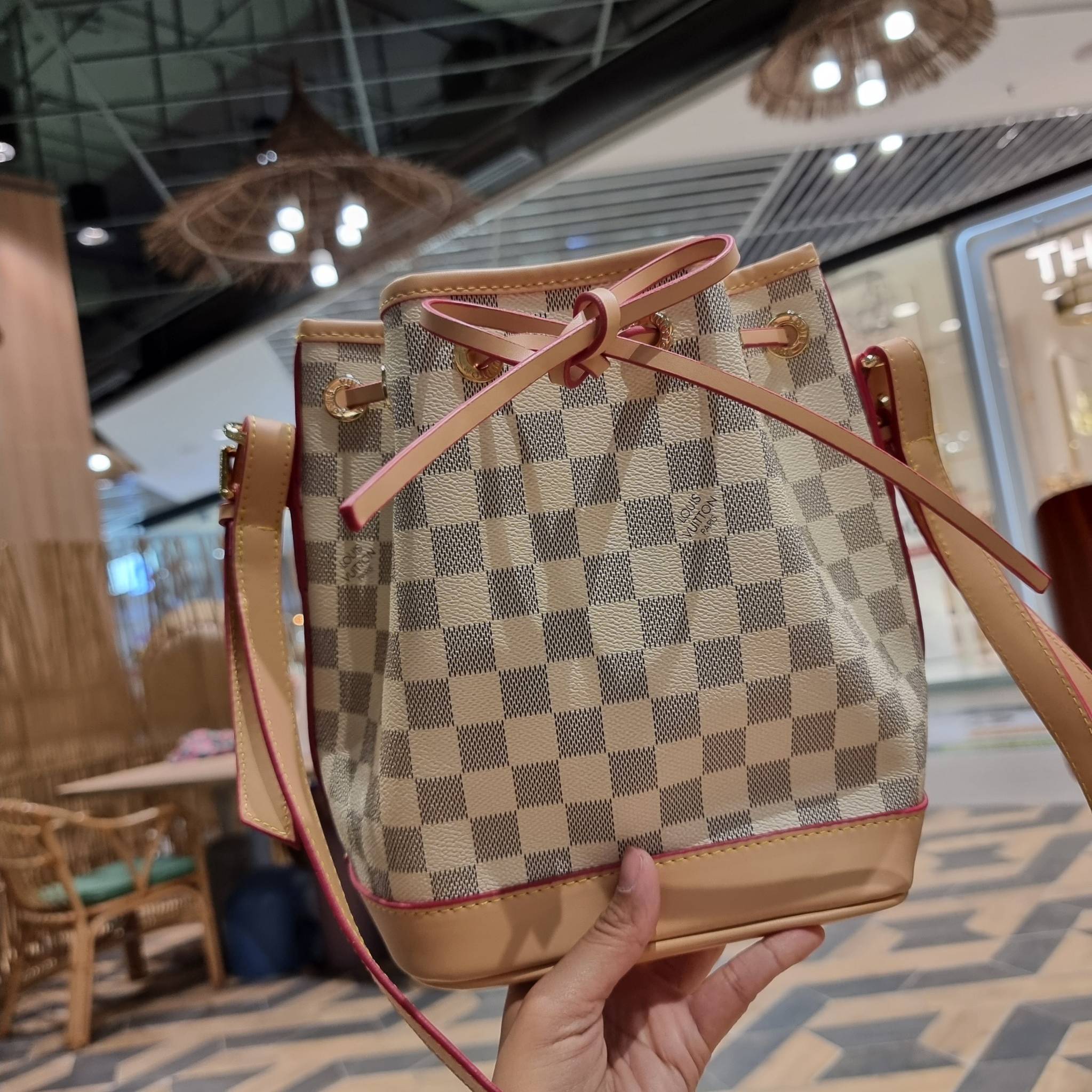 LV Noe bb damier azur กระเป๋าทรงขนมจีบสุดฮอต ราคาสุดคุ้ม ลิมิเต็ดมากๆ แถมฟรี ริบบิ้นแบรนด์เอนกประสงค์ จะใช้แทนสายรูดปากกระเป๋า ผูกเป็นโบว์ตกแต่งเก๋ๆ หรือจะพันถนอมสายสะพายยังได้ คุ้มจริง!! วัสดุหนังแคนวาส ภายในโล่งกว้าง ใส่ของได้ตามสะดวก สายสะพายปรับได้อีก