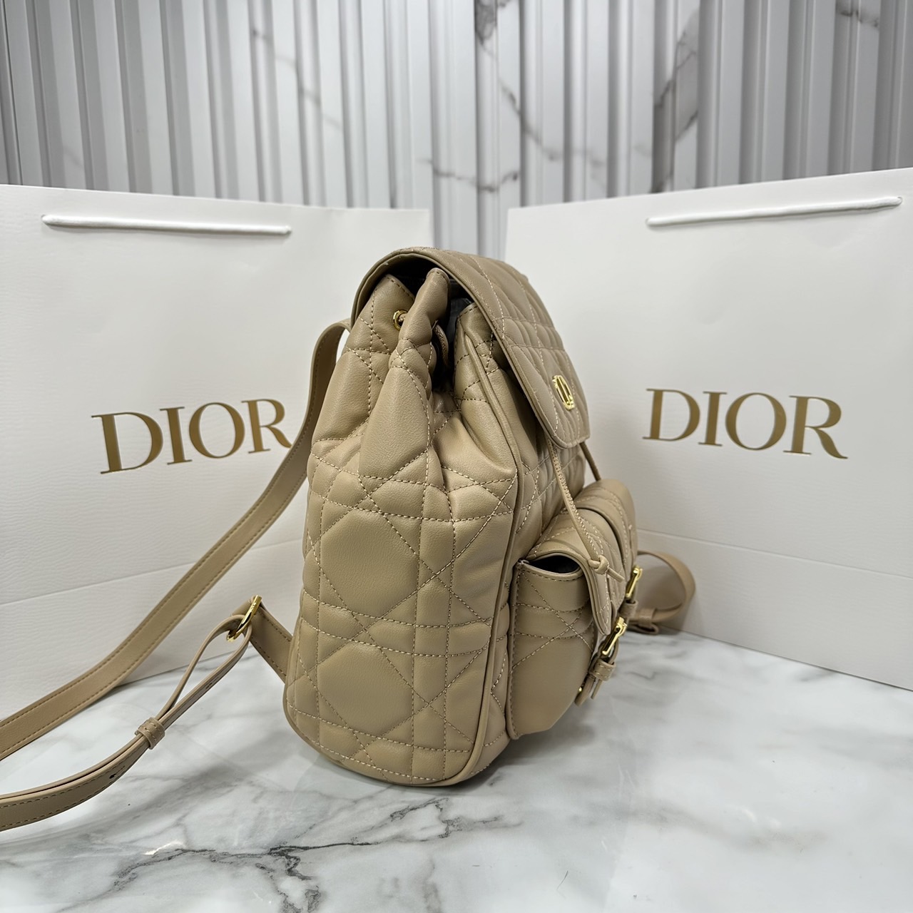 DIOR Medium Dior Caro Backpack Biscuit Macrocannage Leather กระเป๋าเป้สะพายหลังคาโร Cruise 2025 งานหนังเต็มใบ ดีไซส์ทันสมัยและสง่างาม ขนาดกลางใช้งานง่าย 🤍 สินค้าเกรดออริจินอล 1:1 หนังแท้ สลับแท้