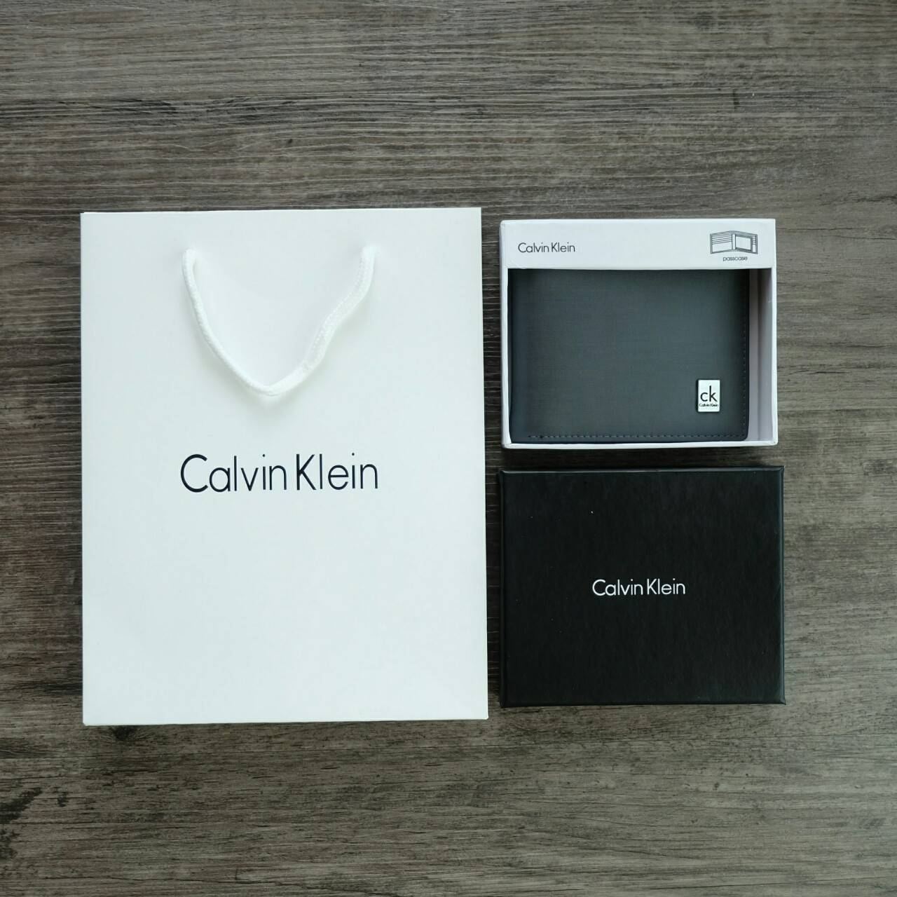 Calvin Klein Short Wallet กระเป๋าสตางค์ใบสั้น ด้านหน้าตกแต่งด้วยโลหะเงิน ปั๊มแบรนด์ จะมอบเป็นของขวัญหรือใช้เองก็แนะนำค่ะ