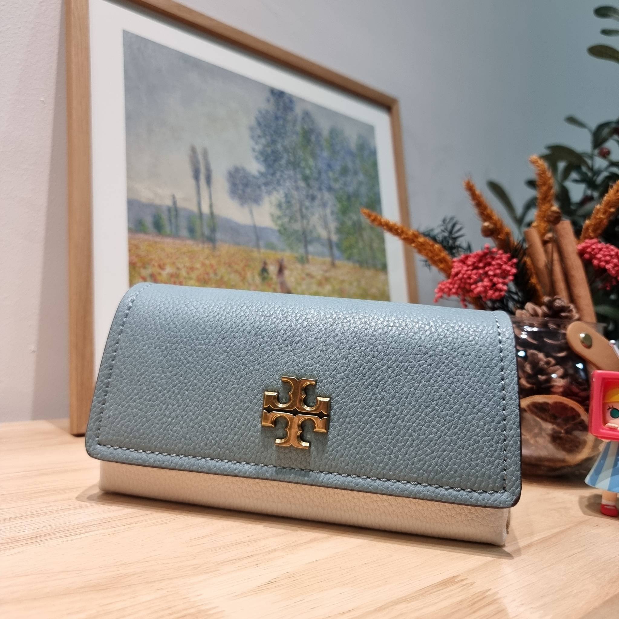 TORY BURCH LIMITED-EDITION MINI BAG รุ่นลิมิเต็ด ที่ sold out ไปแล้วหลายช็อป มีมาให้ช้อปที่นี่! กับกระเป๋าสะพายข้างทรงผู้ดี ไซส์มินิ ที่ผลิตมาในจำนวนจำกัด โดดเด่นด้วยอะไหล่ทองคลาสสิคหรูหรา และสายสะพายโซ่สลับหนัง ทำให้สะพายได้โดยไม่เจ็บไหล่