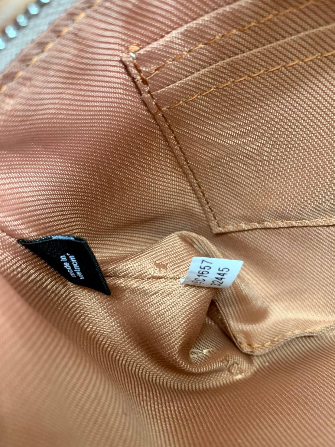 COACH SMALL WRISTLET IN COLORBLOCK SIGNATURE ((32445)) ✔️กระเป๋าคล้องมือ วัสดหนัง pvc อย่างดี ลายซิกเนเจอร์ ตัดขอบสีตรงกลางสวยงามมากๆค่ะ แบบซิปเดียว ((ภายในใส่มือถือได้บางรุ่นค่ะ)) มีช่องเสียบบัตรให้2ช่องด้วยนะคะ