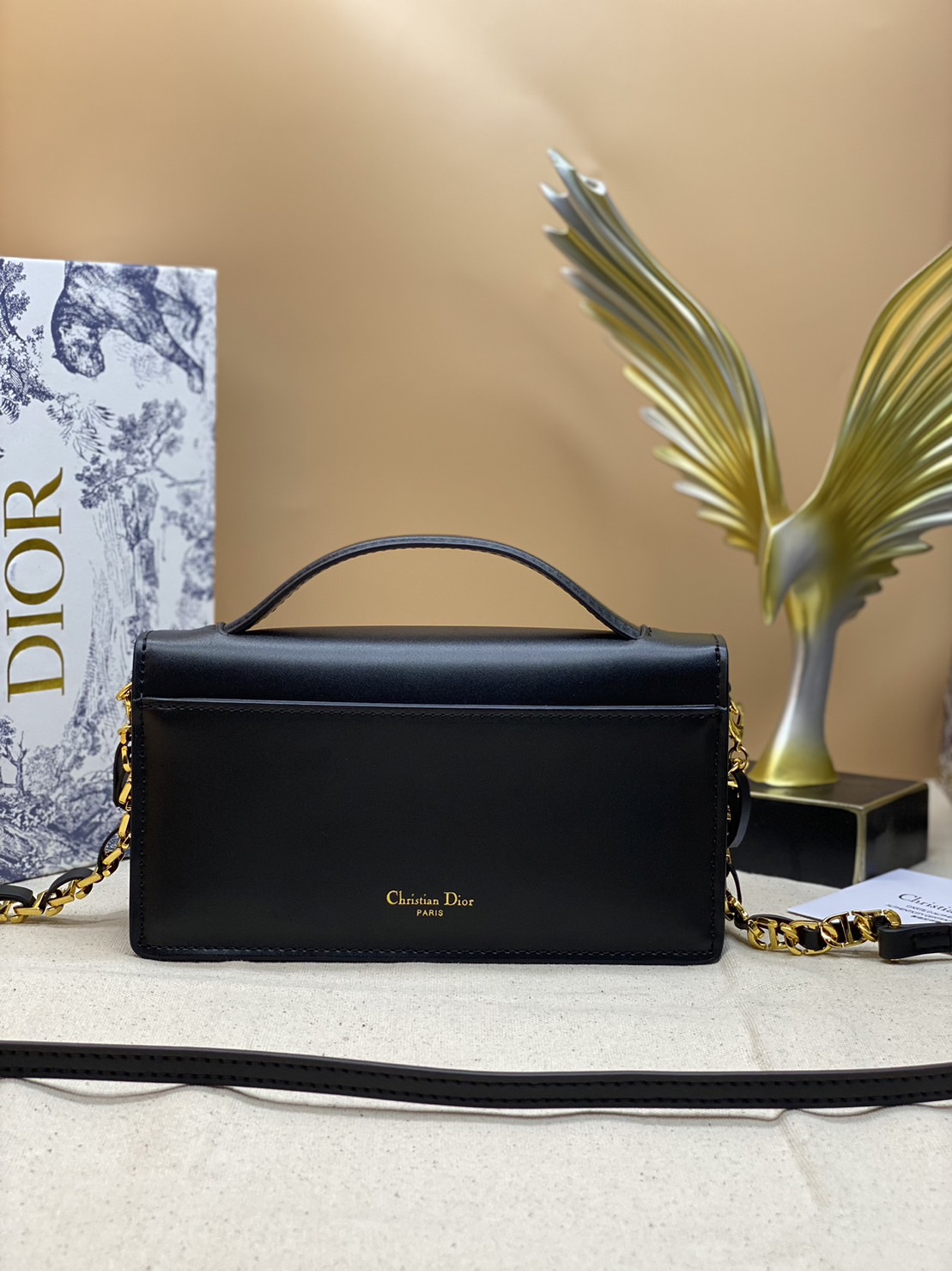 CD SIGNATURE MINI BAG Black Calfskin with Embossed / DIOR Clutch Bag พร้อมส่ง กระเป๋าสะพายทรงคลัท New for Winter 2023 คอลผู้ดี สวยหรู โดดเด่น ราคาสุดคุ้มพร้อมอุปกรณ์ครบ ไม่อยากให้พลาดน้า
