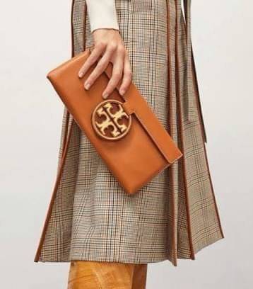 Tory burch Miller Metal clutch กระเป๋าคลัทช์ดีไซน์เรียบหรูออกแบบมาได้อย่างลงตัว ด้วยรูปทรงที่สวยงามและทันสมัย จากแบรนด์ Tory Burch ขนาดกำลังดี สามารถใส่กระเป๋าสตางค์หรือเครื่องสำอางค์ได้ตามขนาดกระเป๋า ในเรื่องของดีไซน์และอะไหล่สีทองดูแมทช์กันดีกับกระเป๋า 