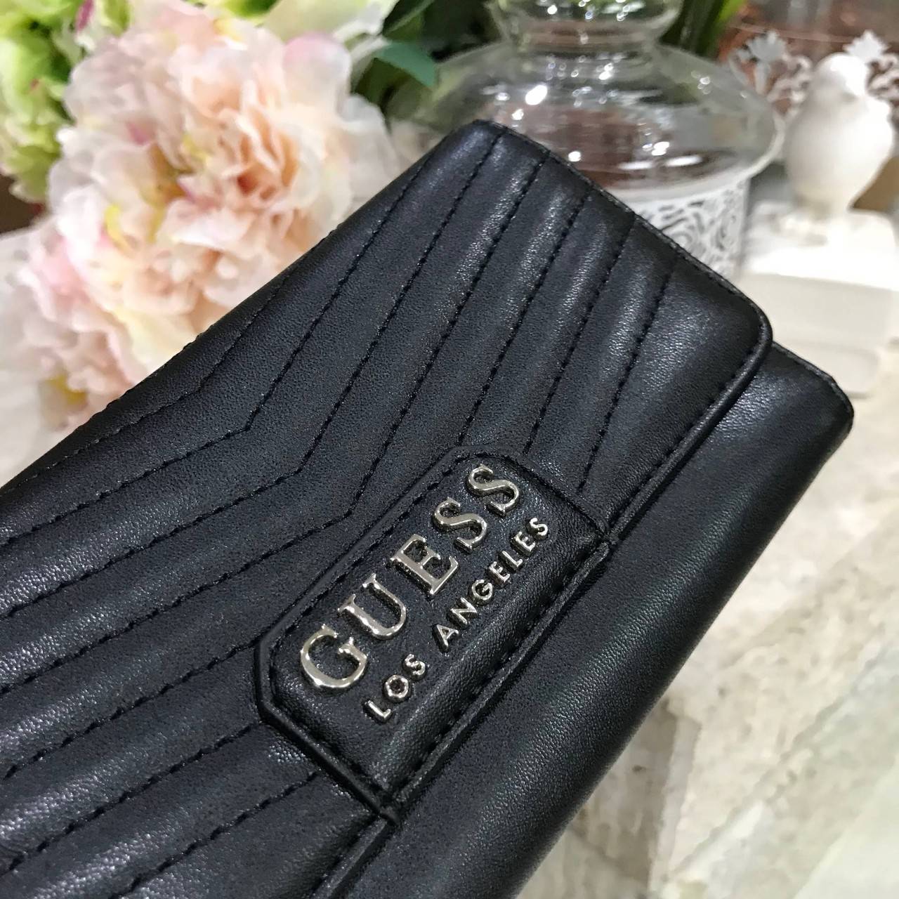 NEW ARRIVAL! GUESS FACTORY WOMEN'S WALLET กระเป๋าสตางค์ใบยาว3พับดีไซน์สวยรุ่นใหม่ล่าสุดวัสดุหนังนิ่มขึ้นลายริ้วด้านหน้าประดับโลโก้แบรนด์สวย เปิดปิดด้วยฝาปิด ภายในมีทั้งช่องใส่รูป ช่องใส่ธนบัตร แบงก์พัน และช่องใส่บัตรหลายช่องแยกเป็นสัดส่วน ภาพถ่ายจากส