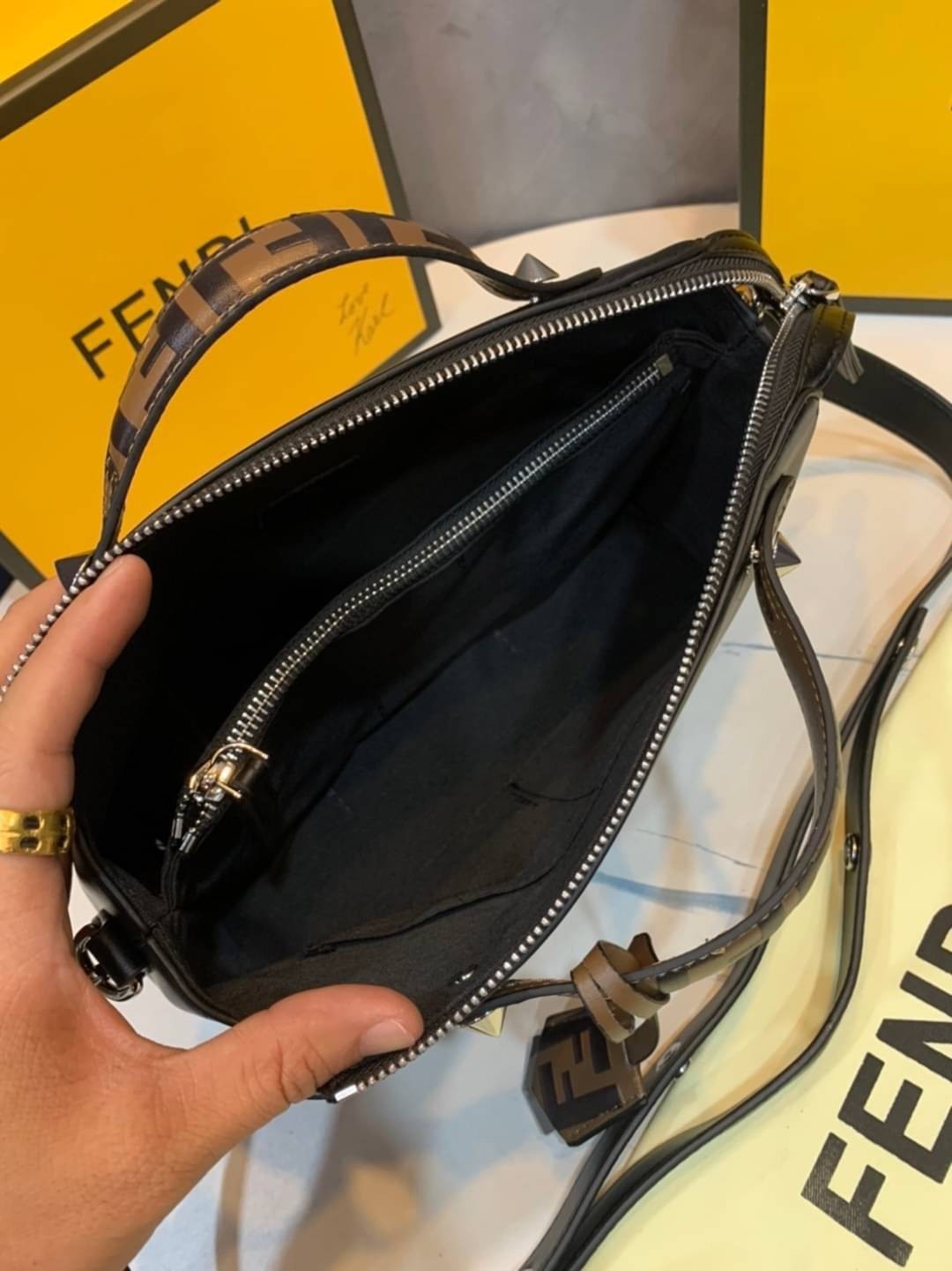FENDI By The Way tote น้องงกลับมาแล้วว ใครรออยู่ห้ามพลาดจร้าา สวยๆอย่างนี้อดใจยังไงไหว!! กระเป๋ารุ่นที่ไม่ว่าจะใช้แบบหิ้วหรือสะพายข้างก็สวยทุกลุค แถมแมทกับชุดได้ง่าย เหมาะกับทุกๆวัน สินค้าพร้อมส่ง มีจำนวนจำกัด