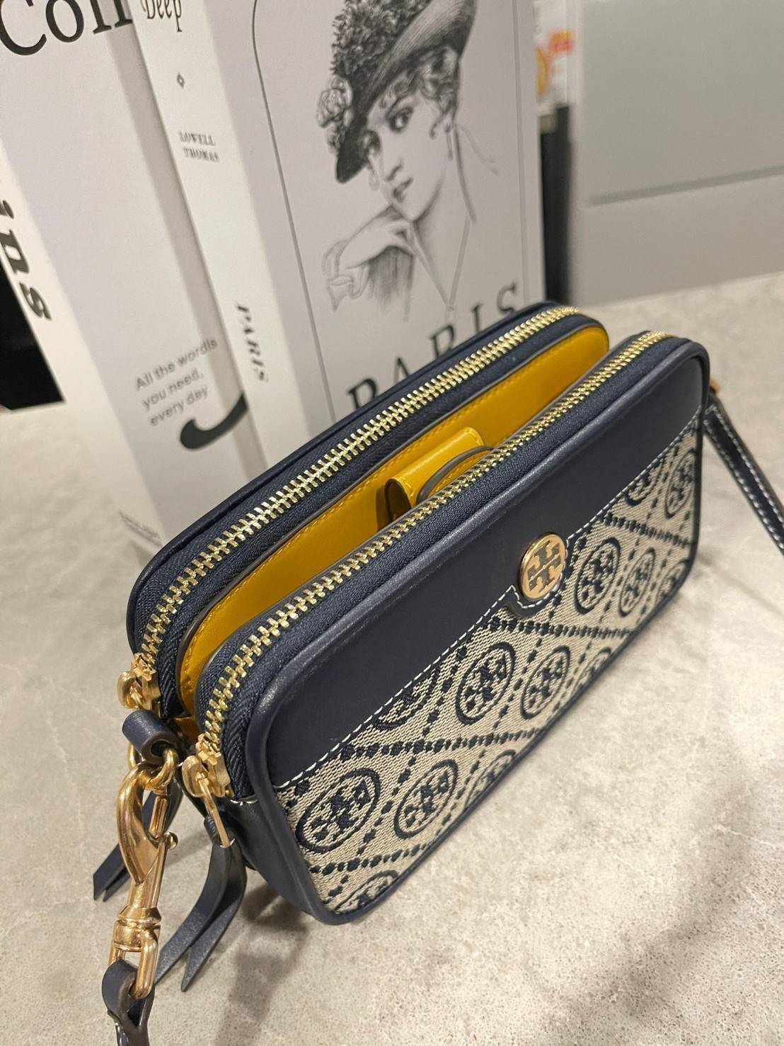 ของแท้ 💯% Tory burch t monogram jacquard double-zip mini bag พลาดไม่ได้กับTory burch ที่รนำเอาลวดลาย T Monogram มารังสรรค์ลงบนไอเท็มต่างๆ ในคอลเล็กชั่นการทอลายแบบแจ็กการ์ดสุดประณีต