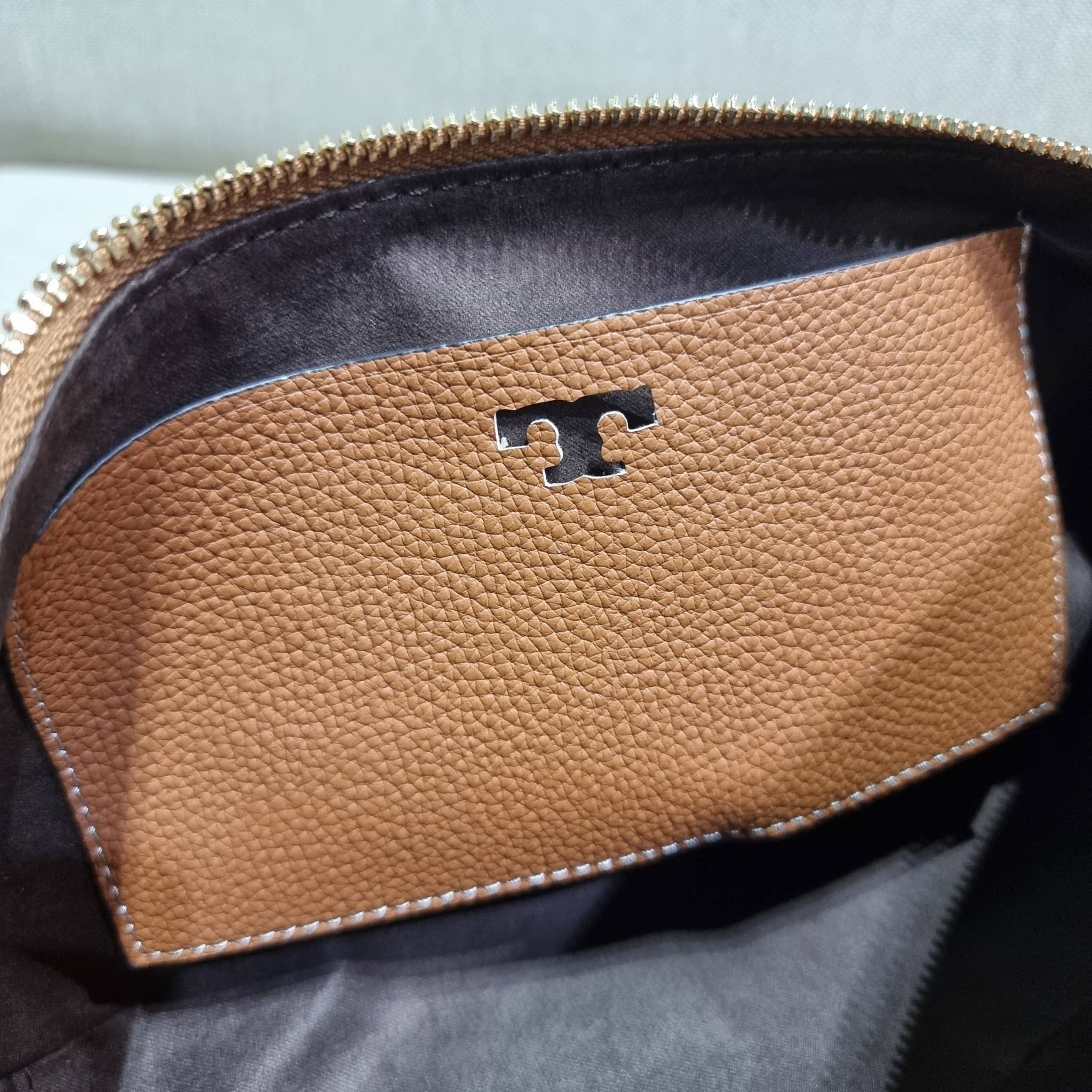 TORY BURCH MCGRAW WEDGE กระเป๋าสะพายไหล่ ทรงสวยไม่ซ้ำ ไม่เกร่อ!! สะดวกใช้งาน ดีไซน์เรียบแต่แฝงความหรู และคลาสสิคในตัว วัสดุหนังลูกวัว สัมผัสดี สวยคม เปิด-ปิดด้วยซิป ภายในเป็นช่องโล่ง มีช่องย่อยเก็บบัตร มาพร้อมสายสะพายในตัว ปรับได้อีกเล็กน้อย ไอเท็มนี้เหมา