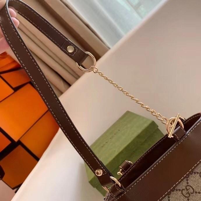 VIP 】Gucci Horsebit Gift Bag กระเป๋าสะพายข้าง Premiumgift วัสดุหนังแท้ เปิด-ปิด ด้วยกระดุมแม่เหล็ก ด้านในโล่ง ใส่ตังค์ ใส่โทรศัพท์ Iphone+ ได้ สายยาวปรับระดับได้ Crossbody ได้ น้ำหนักเบา มาพร้อมกล่องแบรนด์ สวยหรูดูแพง จะซื้อใช้เองหรือเป็นของขวัญก็เหมาะ ได