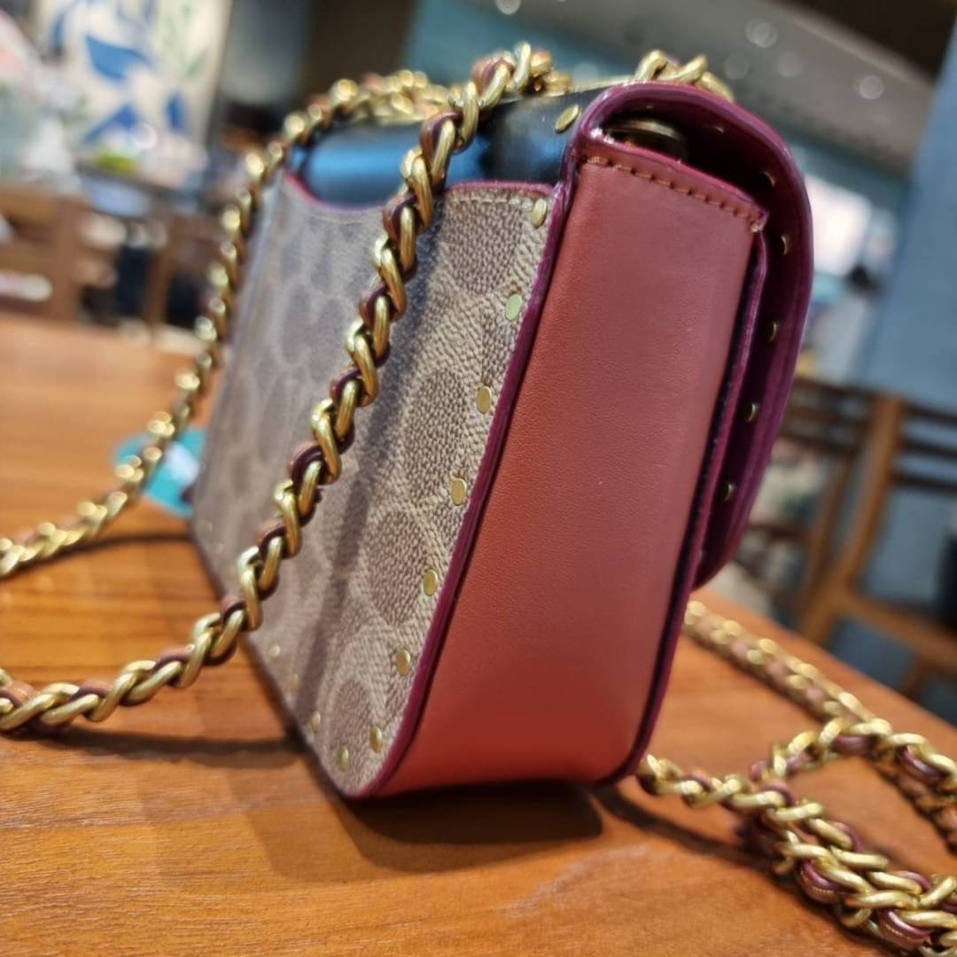 COACH C2462 MADISON SHOULDER BAG 16 IN SIGNATURE CANVAS WITH RIVETS กระเป๋าสะพายข้าง ไซส์กะทัดรัด พกพาง่าย น้ำหนักเบา ดีไซน์สวย โดดเด่นด้วยตัวล็อครูปดอกไม้ สีสันตกแต่งตัดกันกับลายซีอย่างลงตัว วัสดุหนังแคนวาสเคลือบลาย ภายในแบ่งสัดส่วนให้อย่างดี มาพร้อมสายส