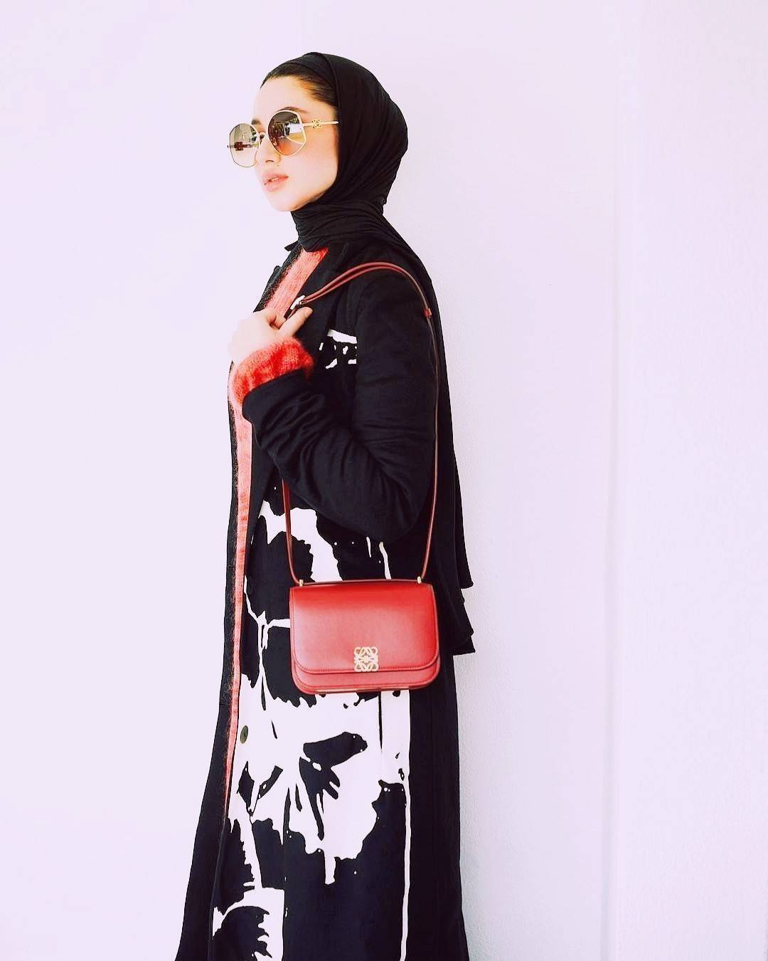 LOEWE CROSSBODYBAG VIP GIFT WITH PURCHASE (GWP) กระเป๋าสะพายพรีเมี่ยมกิ๊ฟ Limited Edition จากน้ำหอม LOEWE DUTY FREE วัสดุหนังแท้ Calf Leather หนังเรียบสวยอยู่ทรงดีไซน์สุดคลาสสิค เปิดปิดด้วยฝาปิดโลโก้แบรนด์อะไหล่ทองหรู ภายในมีช่องแบ่งหลายช่องแยกเป็นสัดส่วน