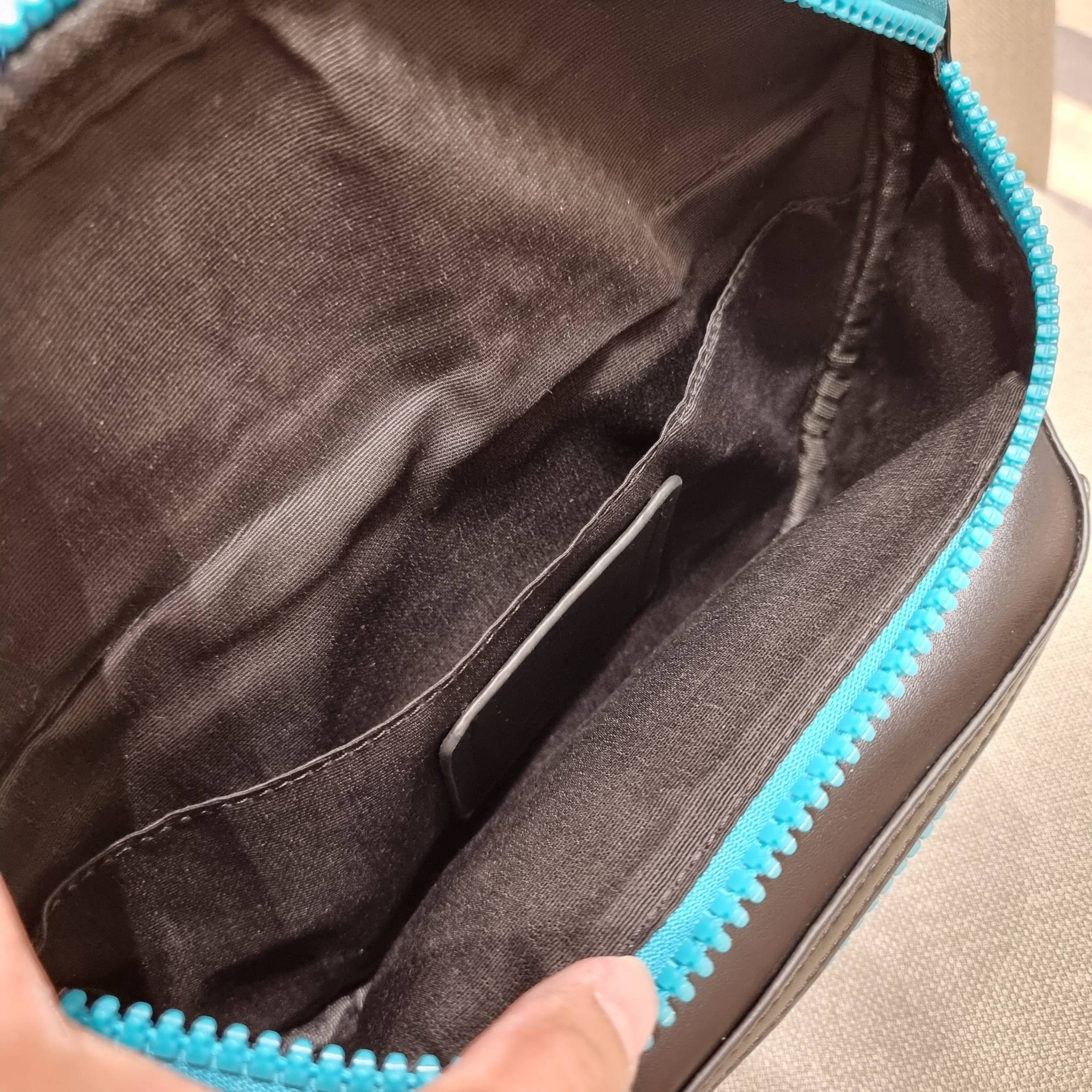 COACH F72931 TERRAIN BELT BAG IN SIGNATURE CANVAS กระเป๋าคาดอก ดีไซน์สุดเท่ มองยังไงก็ไม่มีเบื่อ ด้วยรูปลักษณ์ และความคลาสสิค ผสานกันอย่างลงตัว วัสดุหนังแคนวาสสลับหนังแท้ มีช่องซิปแบ่งเป็นสัดส่วน ด้านหลังบุนวมและมีช่องซิปไปอีก!! ภายในโล่งกว้าง ใส่กระเป๋าส