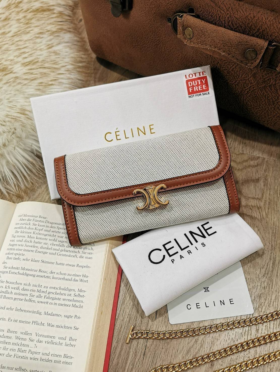 พรีเมี่ยมกิ๊ฟแท้ 100% 】CELINE LONG WALLET BAG VIP GIFT WITH PURCHASE-GWP กระเป๋าพรีเมี่ยมกิ๊ฟ Limited จาก CELINE HAUTE PARFUME DUTYFREE COUNTER วัสดุ Triomphe Canvas สวยอยู่ทรงเปิดปิดด้วยฝาปิดประดับโลโก้แบรนด์สีทองด้านหน้า ภายในมีช่องแบ่งเยอะมากค่ะ