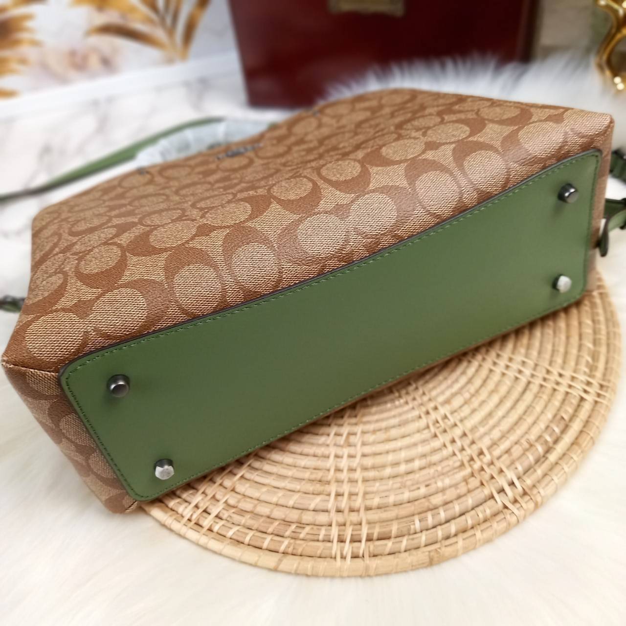 หัวใจจะวาย!! ละมุนมาก ลุคคุณหนูสุดๆ COACH MINI LILLIE CARRYALL (COACH F91494)🌺 ใช้ดีจนต้องบอกต่อ อีกแล้วจ้า ใครๆก็ถามหา😍>>>ทรงถัง รุ่นใหม่ 10 นิ้ว ขนาดกำลังดี เหมาะมือมาก มี 3 ช่องด้านใน ช่องกลาง เปิด-ปิด ด้วยซิป ส่วน 2 ช่องด้านข้