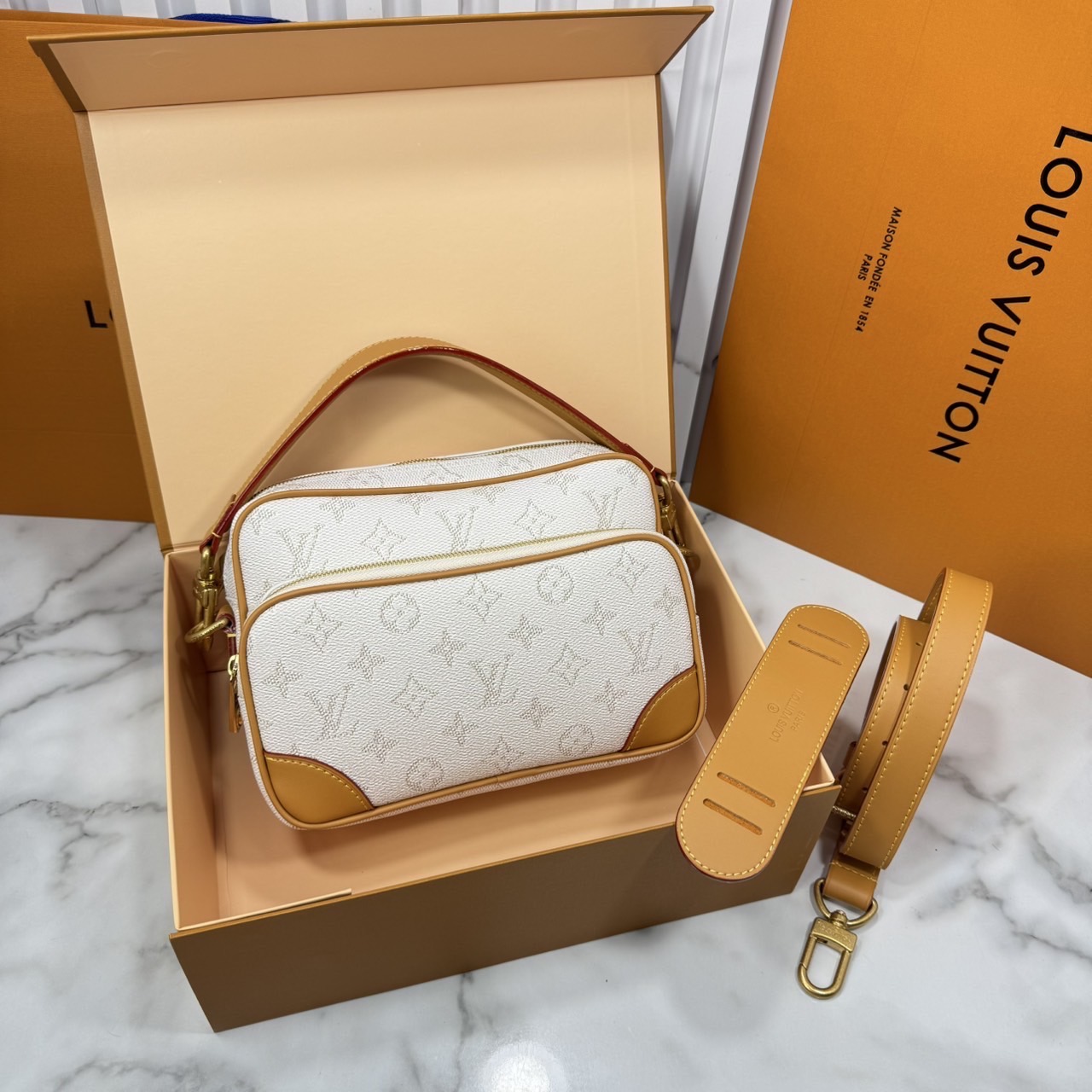 ORI หนังแท้ | LV Nil Messenger Bag / Nil D16 / Nil G71 กระเป๋าสะพายทรงแมสเซ็นเจอร์ พร้อมพอคเก็ตซิปหน้า และหูจับถอดได้ ถือเป็นคลัทเท่ๆ ได้เลย มาพร้อมรองบ่า/สายสะพายถอดได้ สะดวกใช้งาน